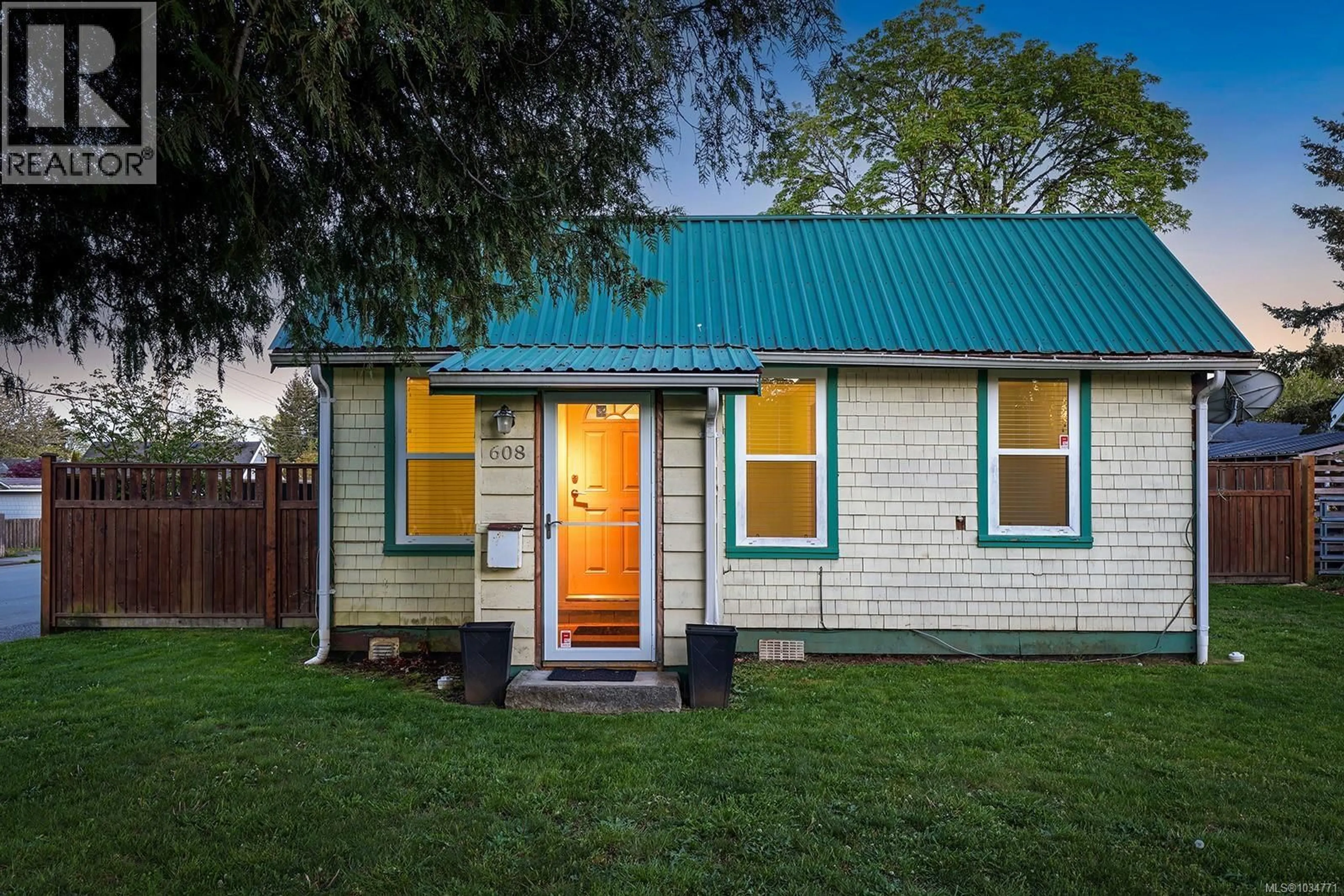 Home with vinyl exterior material, street for 608 11TH STREET, Courtenay British Columbia V9N1T1