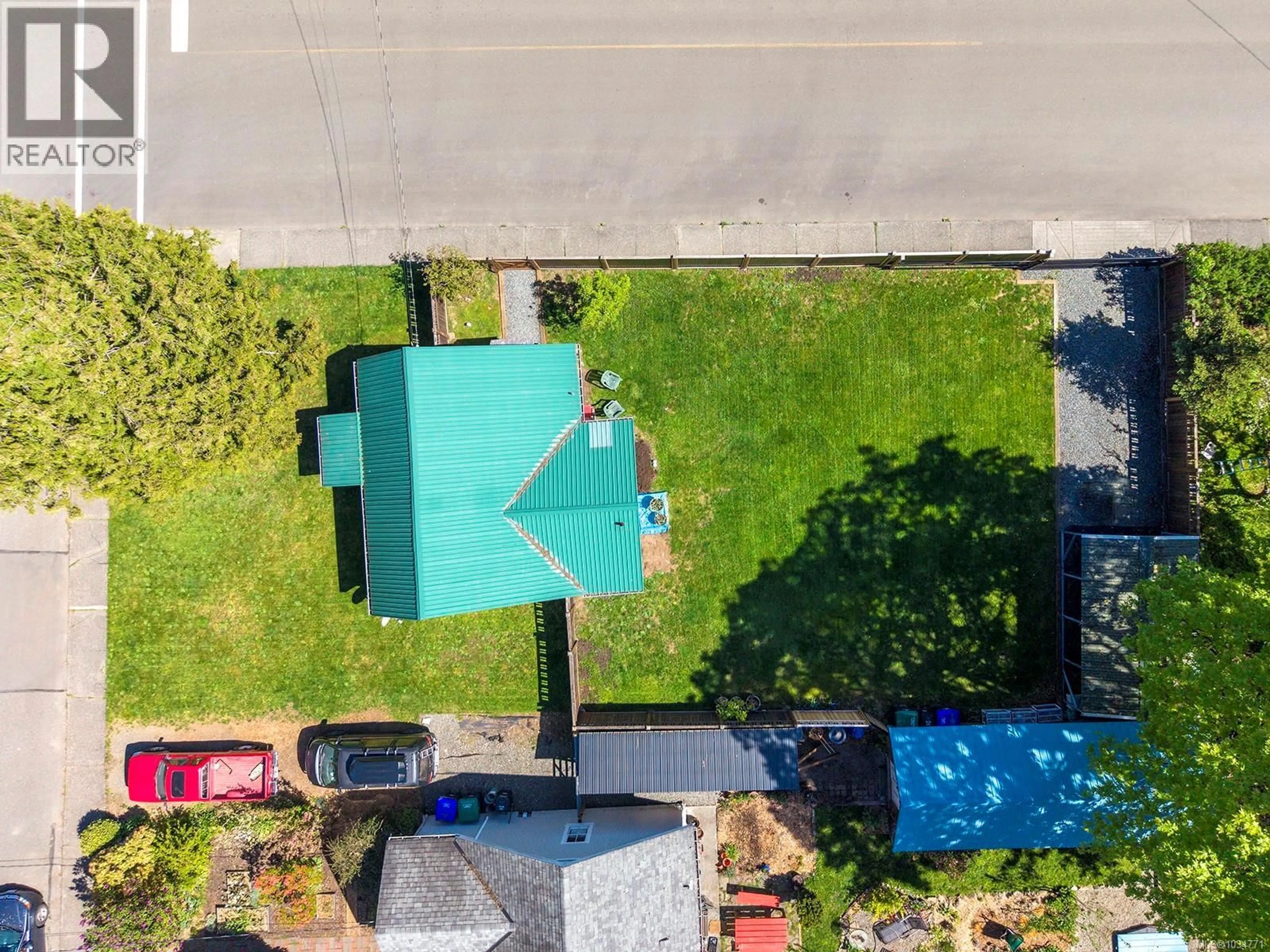 A pic from outside/outdoor area/front of a property/back of a property/a pic from drone, street for 608 11TH STREET, Courtenay British Columbia V9N1T1