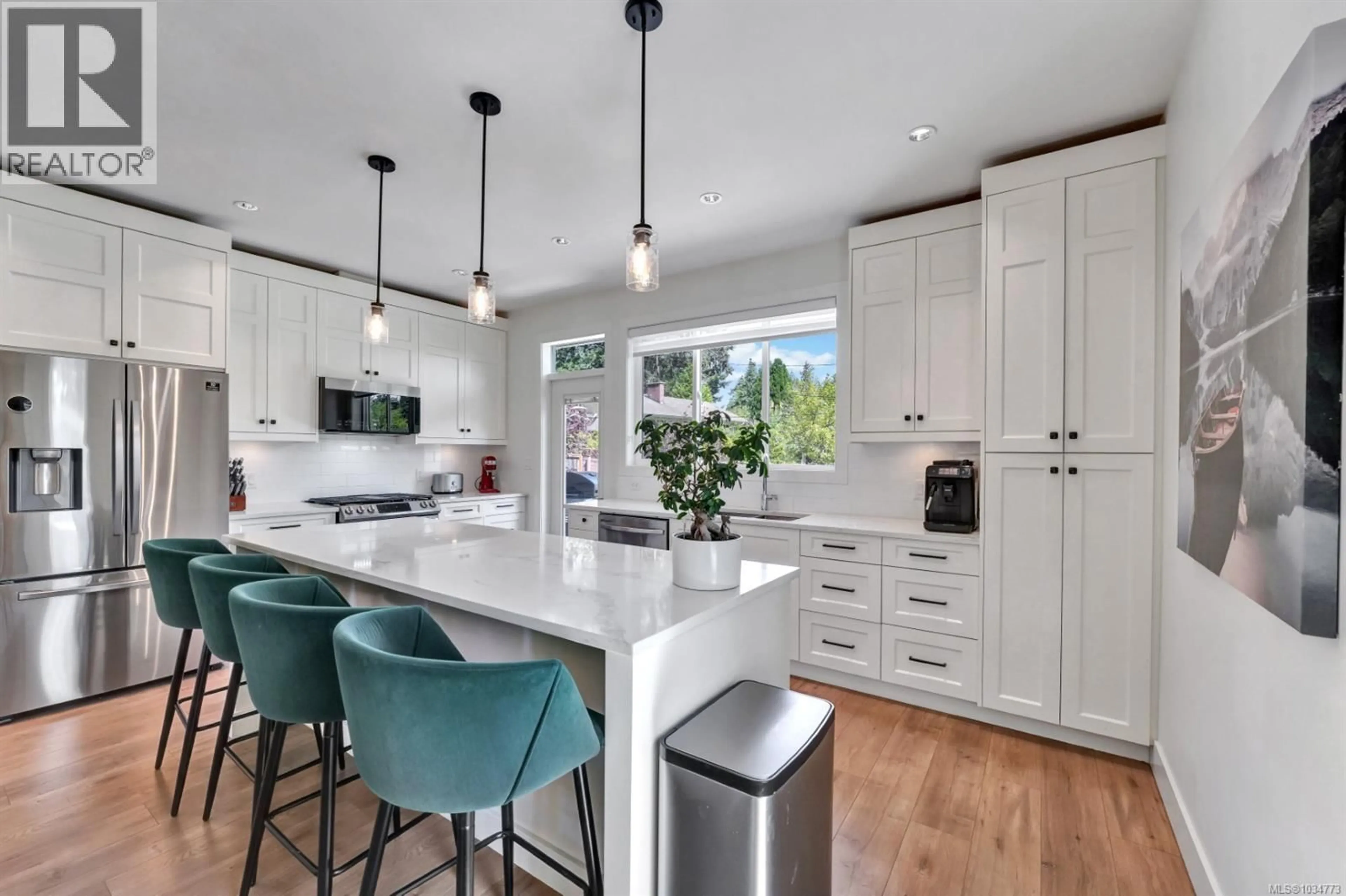 Contemporary kitchen, unknown for 104 GOLDEN OAKS CRESCENT, Nanaimo British Columbia V9T0K8