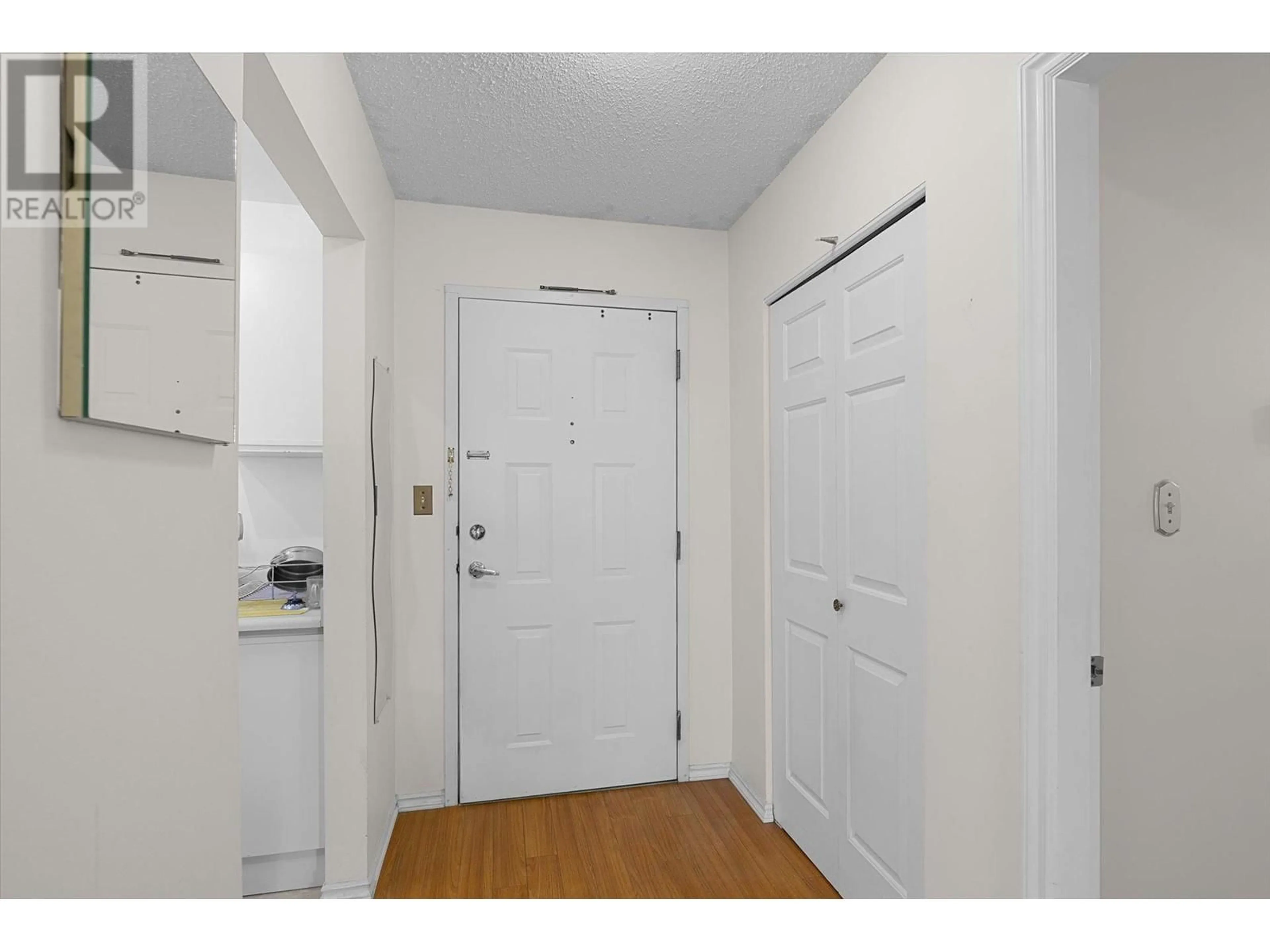 Indoor entryway for 307 - 1056 BERNARD AVENUE, Kelowna British Columbia V1Y8L7