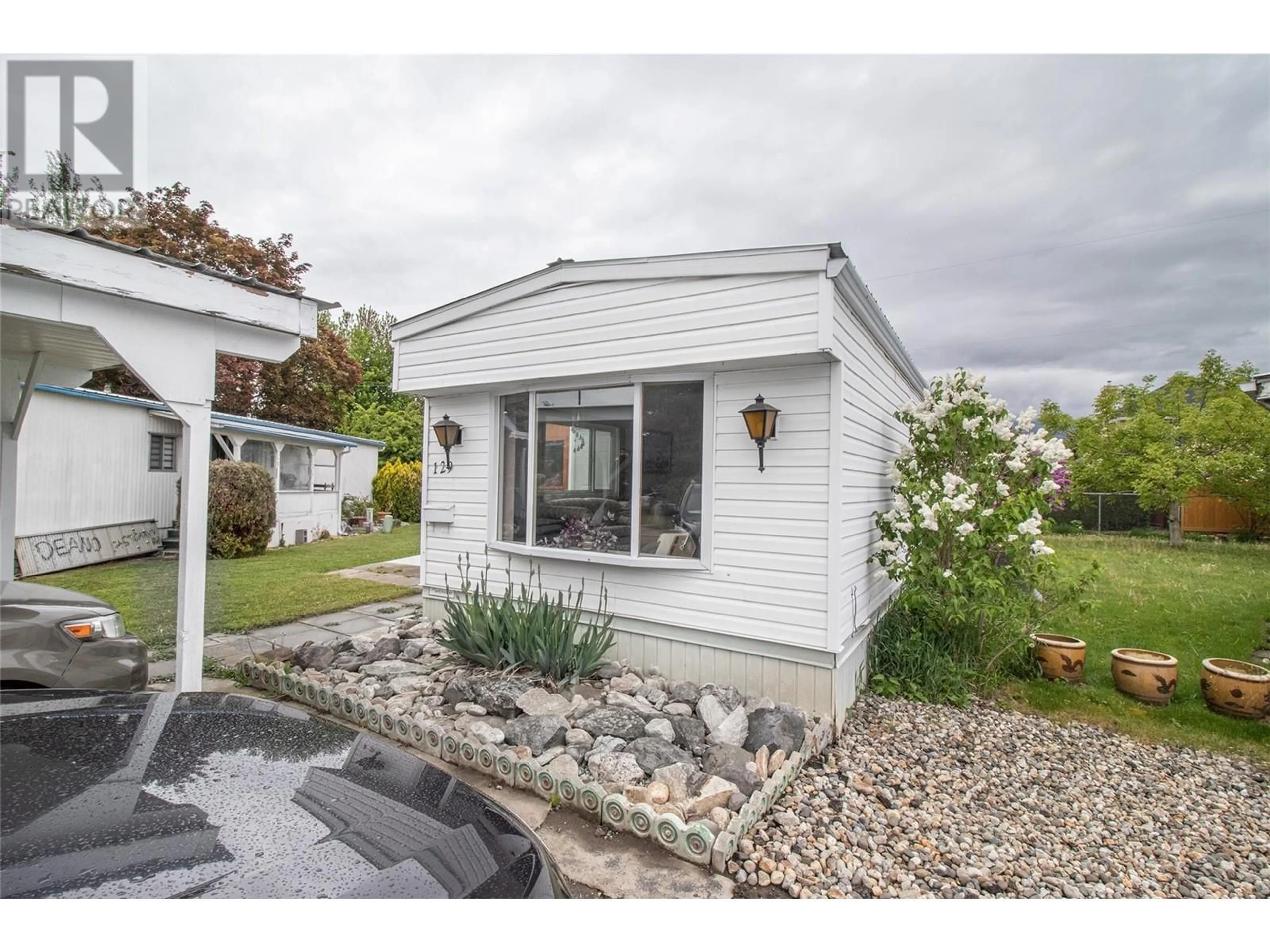 Home with vinyl exterior material, street for 129 - 3745 LAKESHORE ROAD, Kelowna British Columbia V1Y1W9