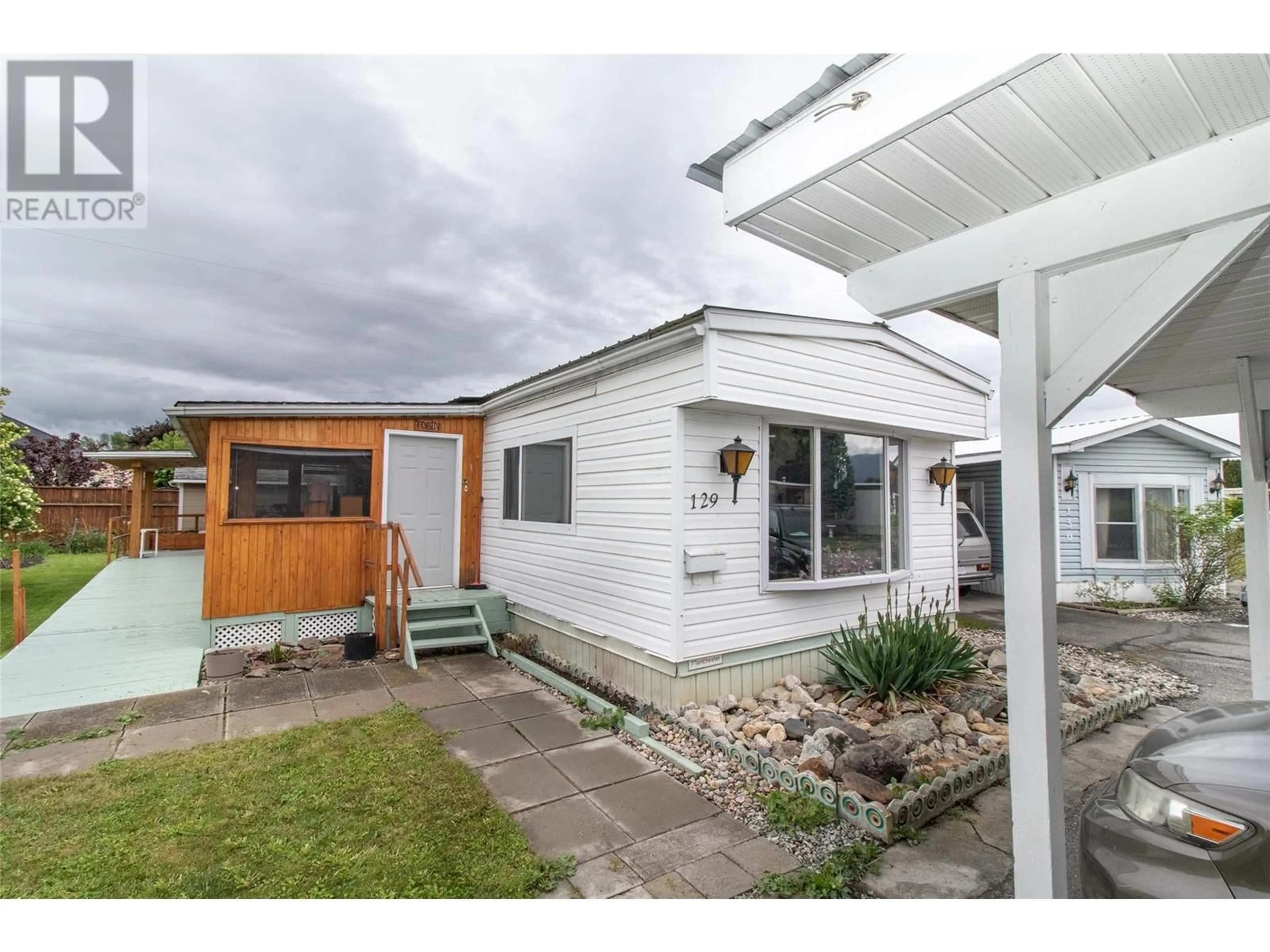 Home with vinyl exterior material, street for 129 - 3745 LAKESHORE ROAD, Kelowna British Columbia V1Y1W9