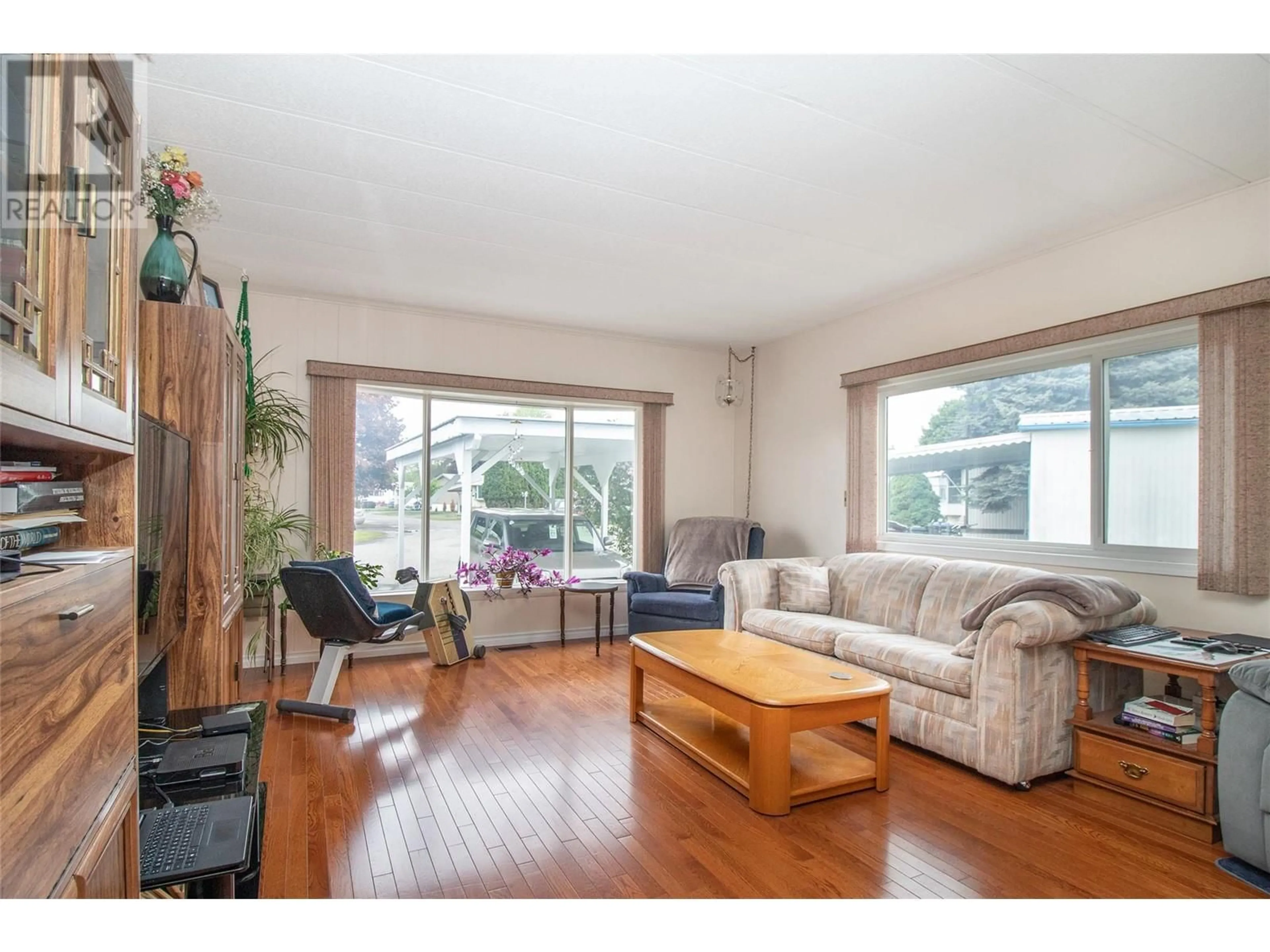 Living room with furniture, wood/laminate floor for 129 - 3745 LAKESHORE ROAD, Kelowna British Columbia V1Y1W9
