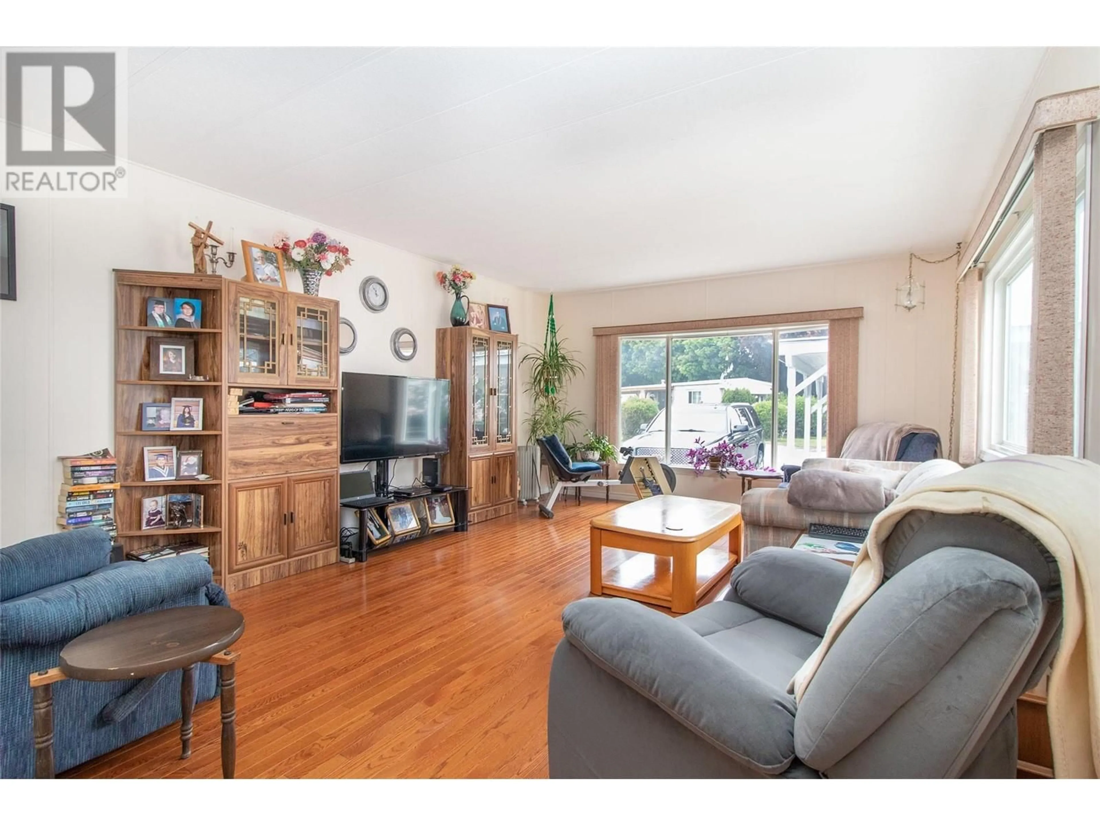 Living room with furniture, wood/laminate floor for 129 - 3745 LAKESHORE ROAD, Kelowna British Columbia V1Y1W9