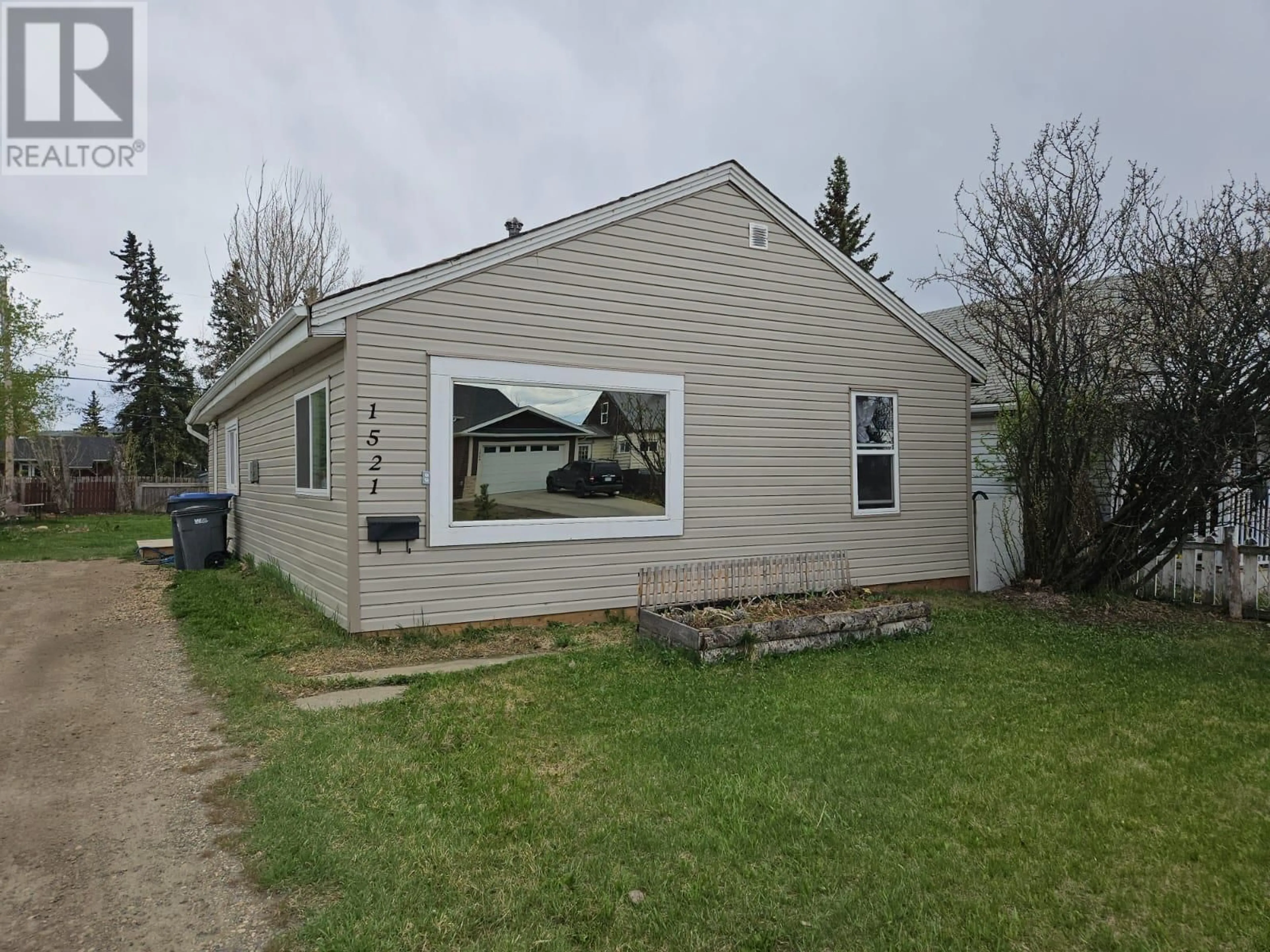 Home with vinyl exterior material, street for 1521 101 AVENUE, Dawson Creek British Columbia V1G2A8
