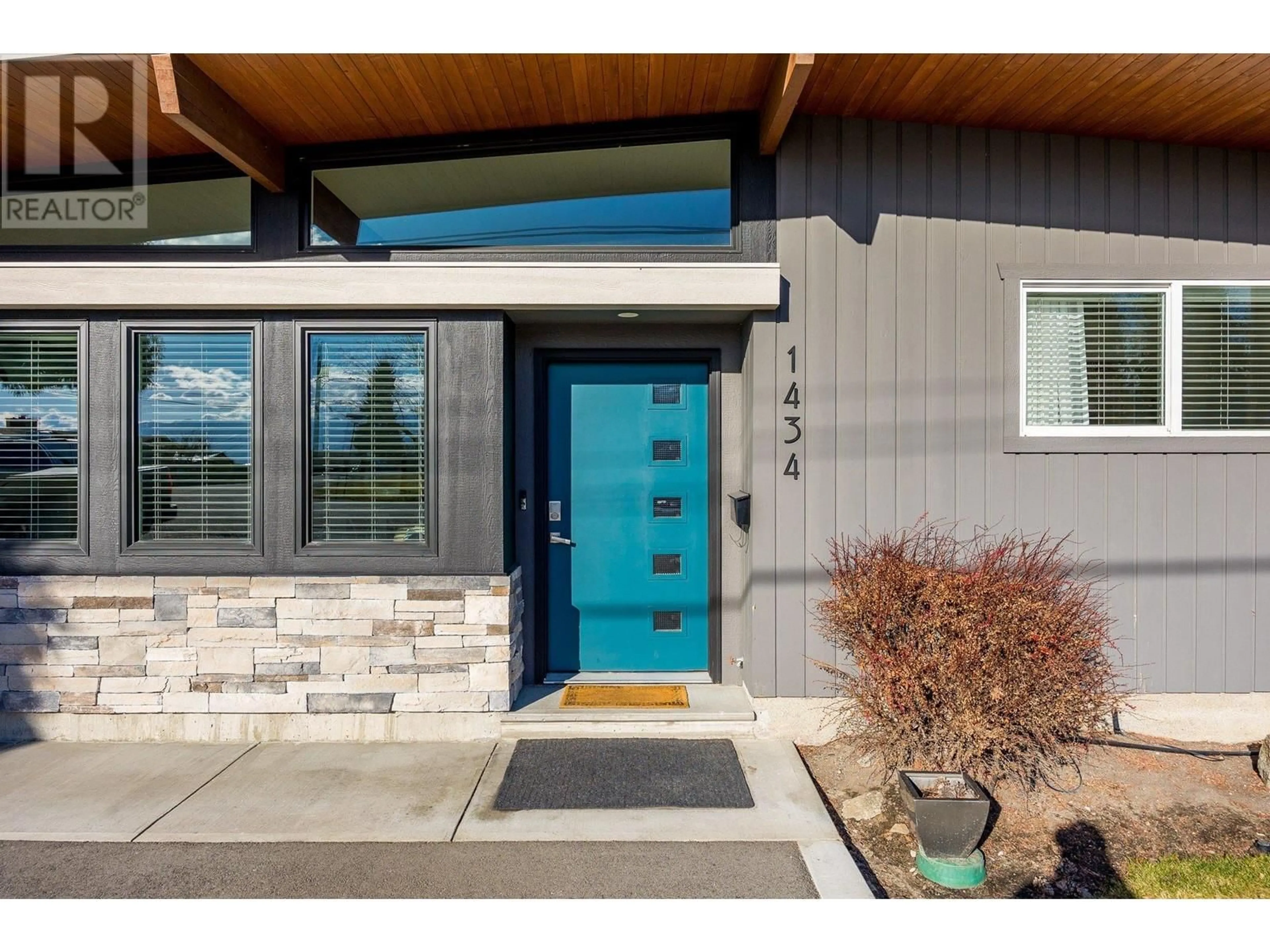 Indoor entryway for 1434 GADDES AVENUE, Kelowna British Columbia V1Y3P7
