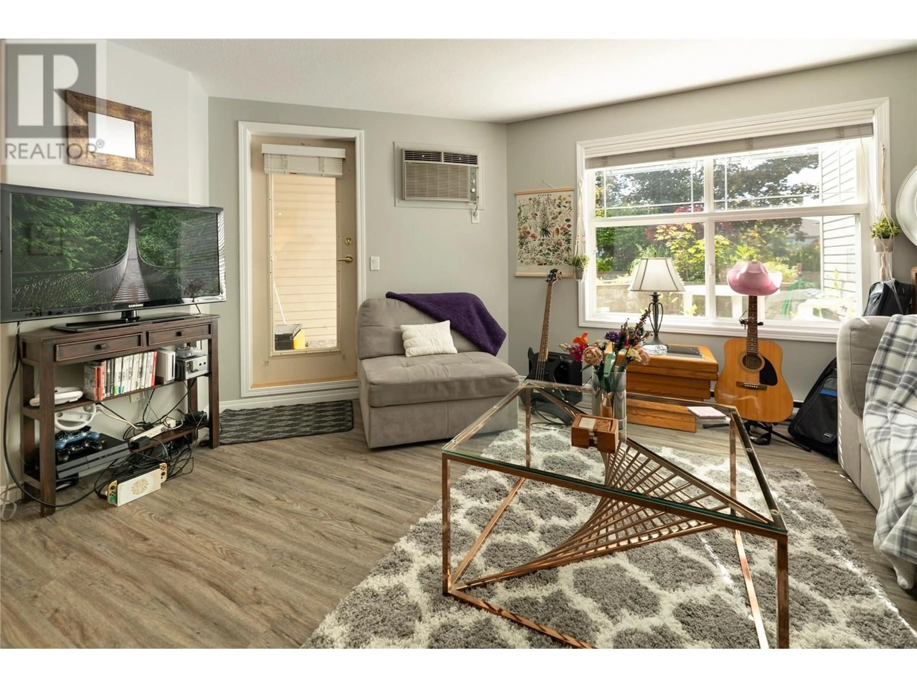 Living room with furniture, wood/laminate floor for 108 - 555 HOUGHTON ROAD, Kelowna British Columbia V1X7P9