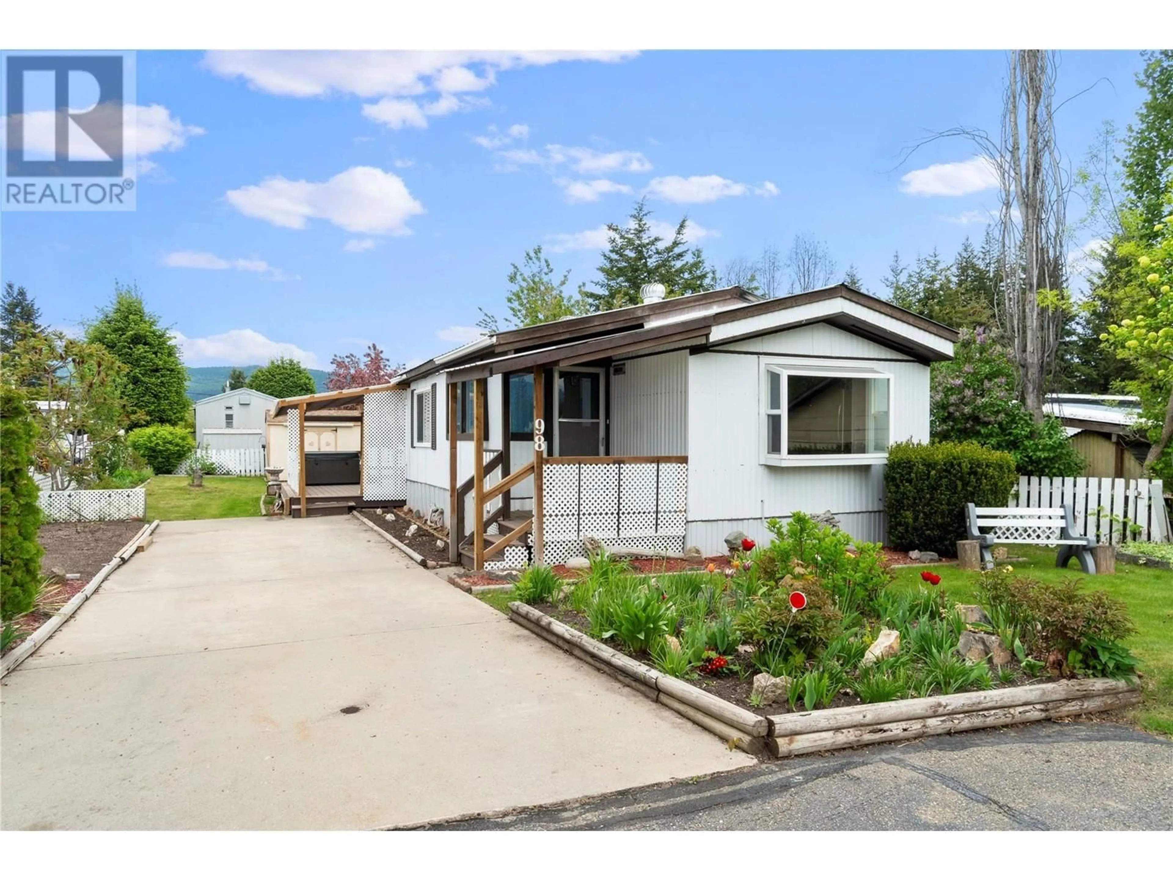 Home with vinyl exterior material, street for 98 - 1361 30 STREET SOUTHEAST, Salmon Arm British Columbia V1E2N4