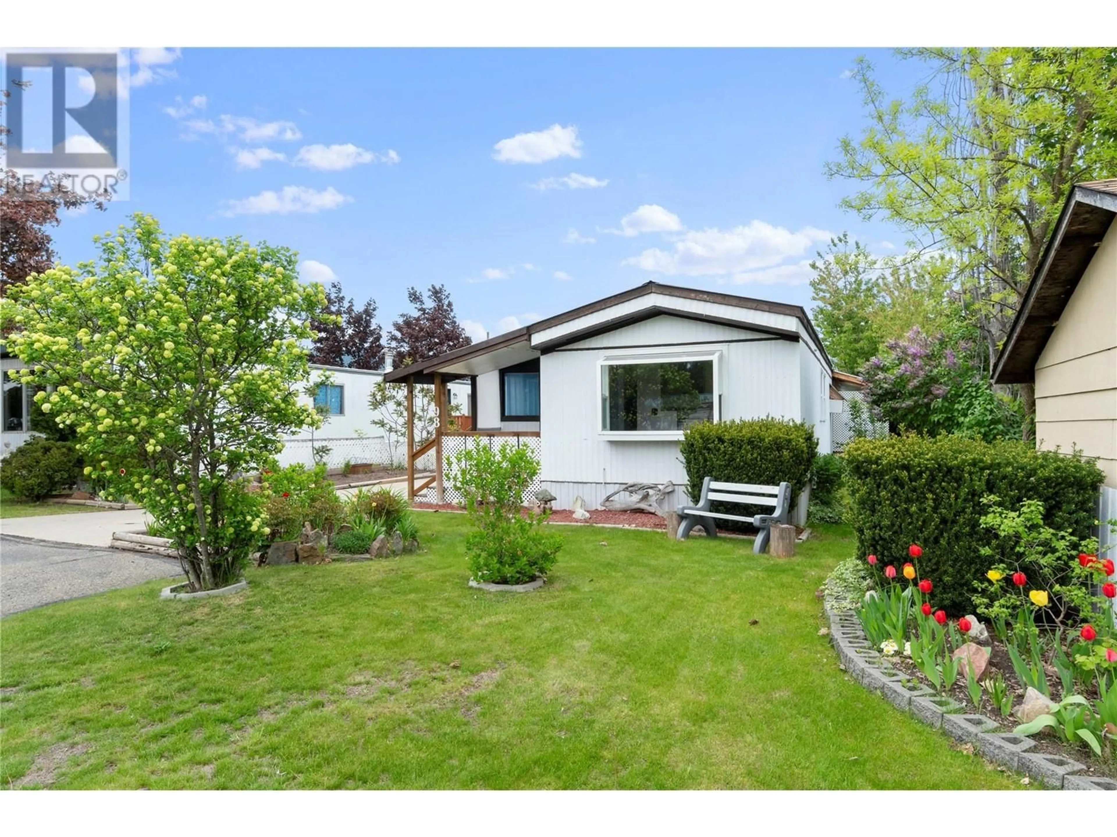 A pic from outside/outdoor area/front of a property/back of a property/a pic from drone, street for 98 - 1361 30 STREET SOUTHEAST, Salmon Arm British Columbia V1E2N4