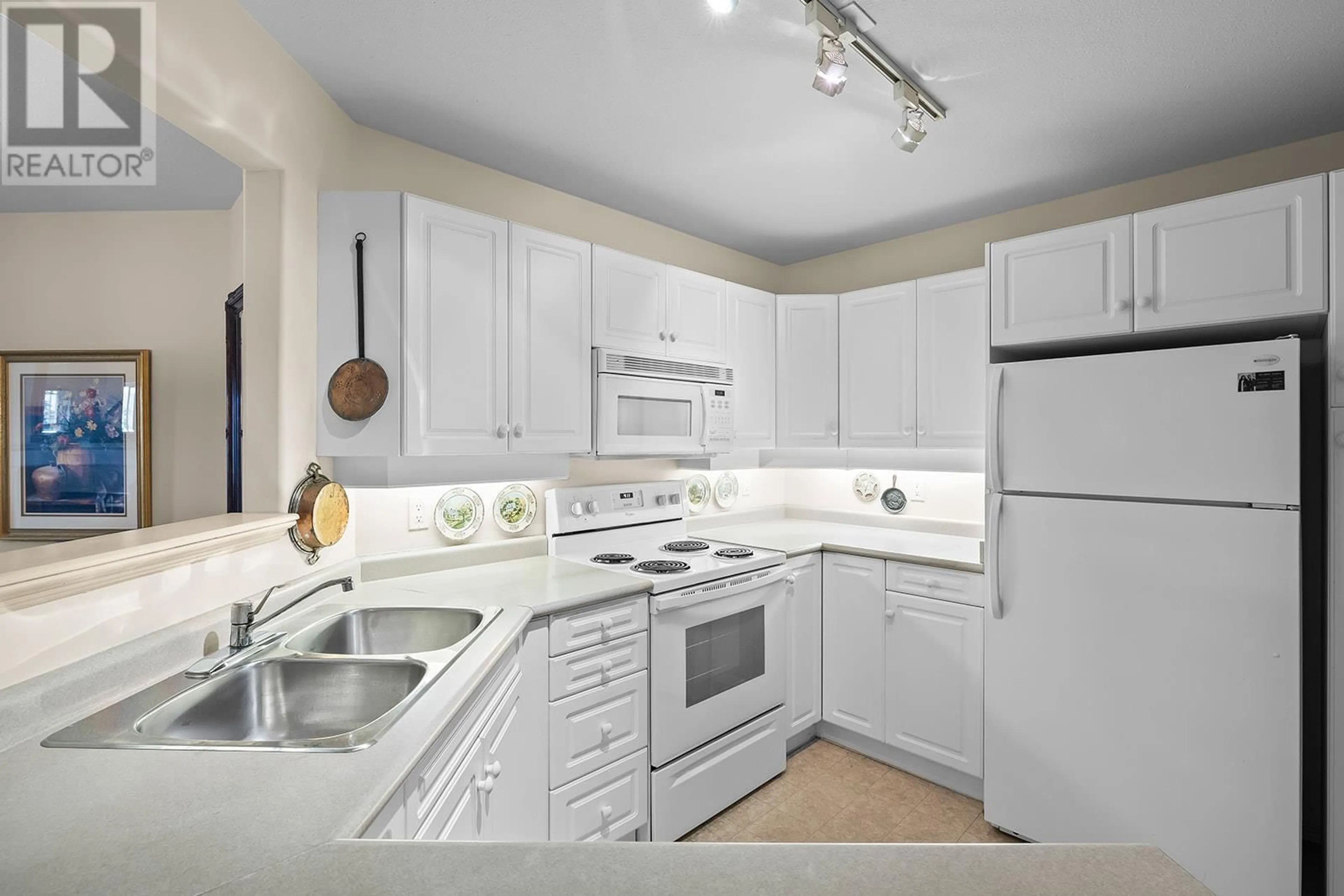 Standard kitchen, ceramic/tile floor for 311 - 555 HOUGHTON ROAD, Kelowna British Columbia V1X7P9
