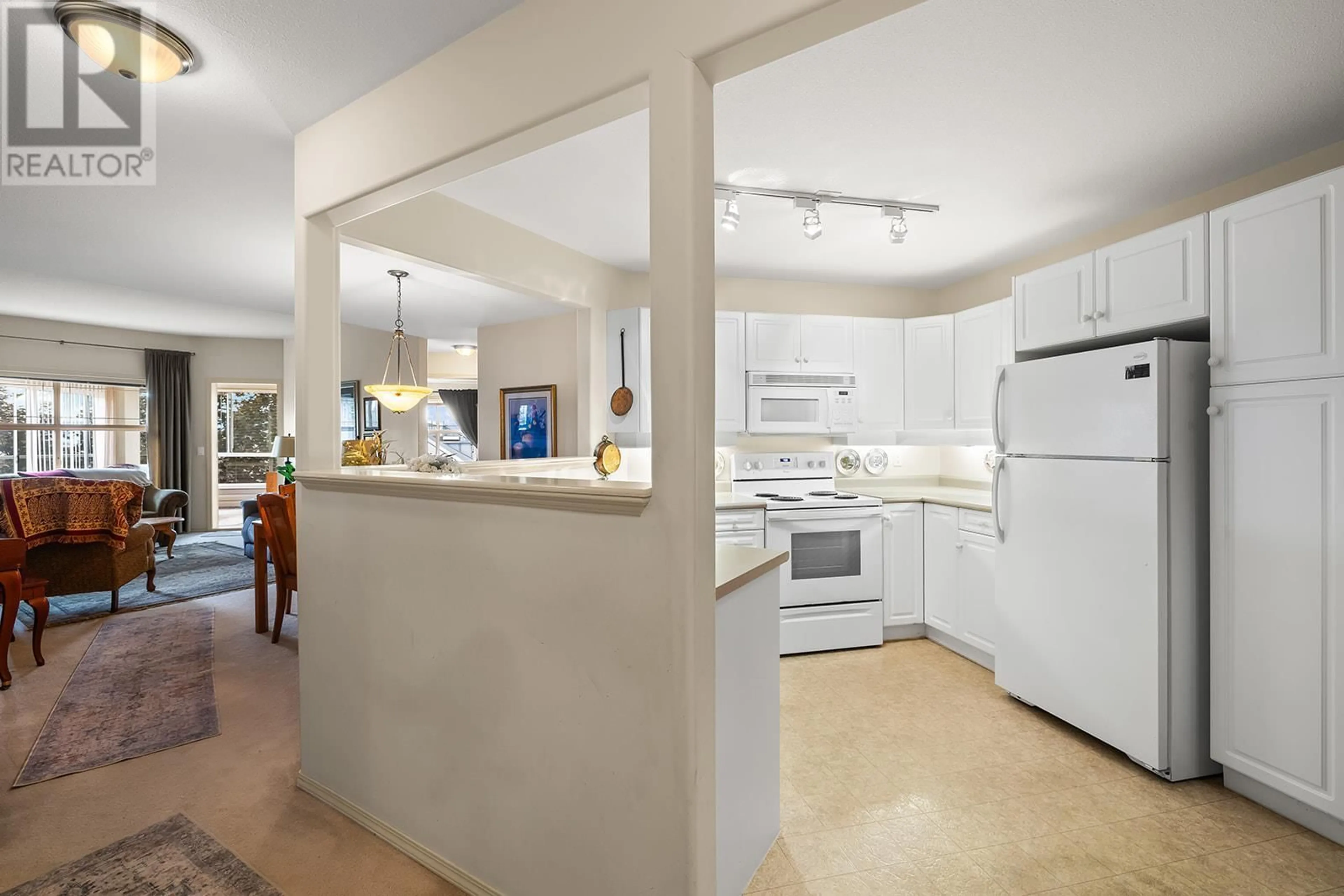 Open concept kitchen, ceramic/tile floor for 311 - 555 HOUGHTON ROAD, Kelowna British Columbia V1X7P9