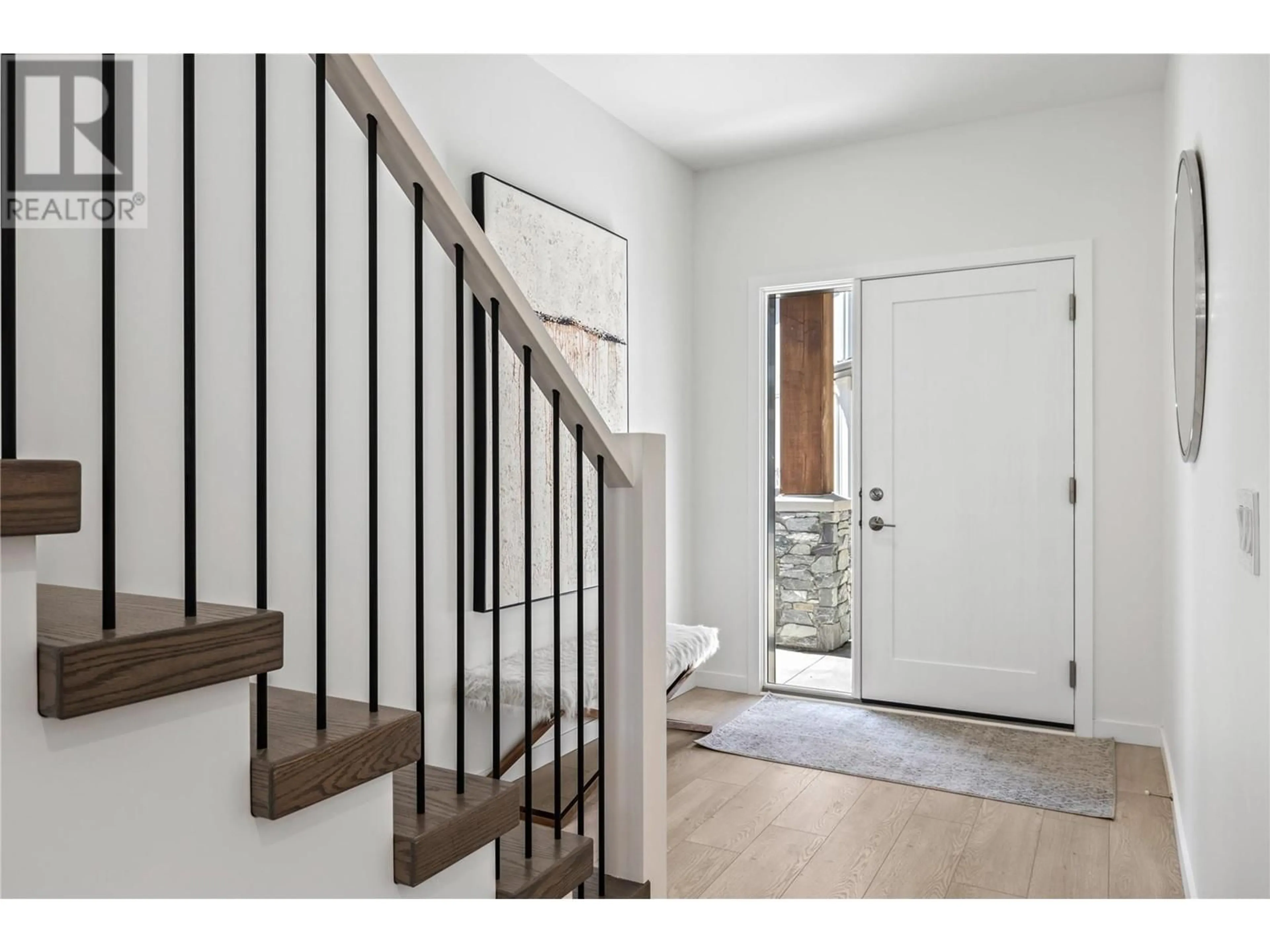 Indoor entryway for 10 - 1979 COUNTRY CLUB DRIVE, Kelowna British Columbia V1X0H6