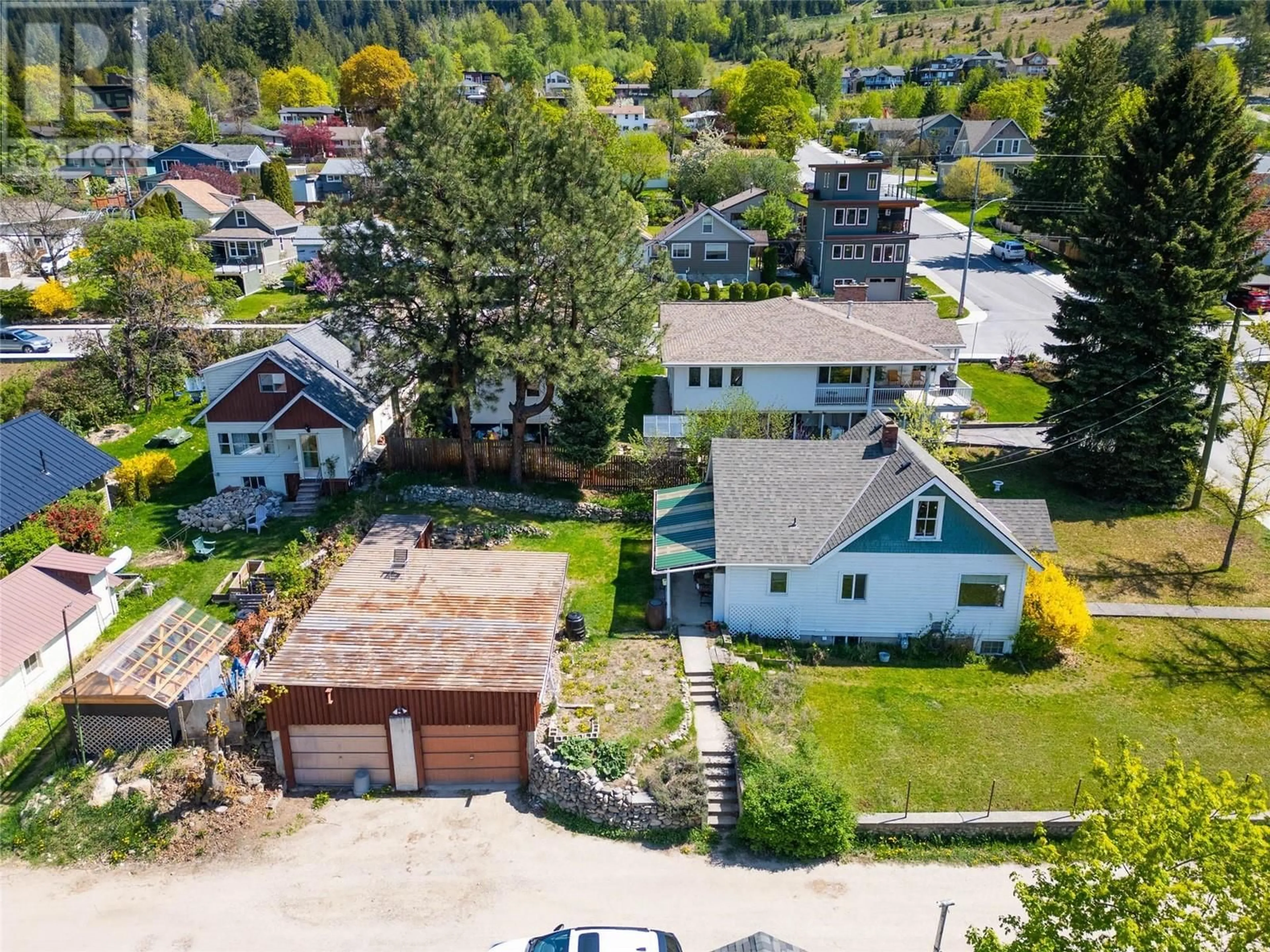 A pic from outside/outdoor area/front of a property/back of a property/a pic from drone, unknown for 809 DAVIES STREET, Nelson British Columbia V1L3T6