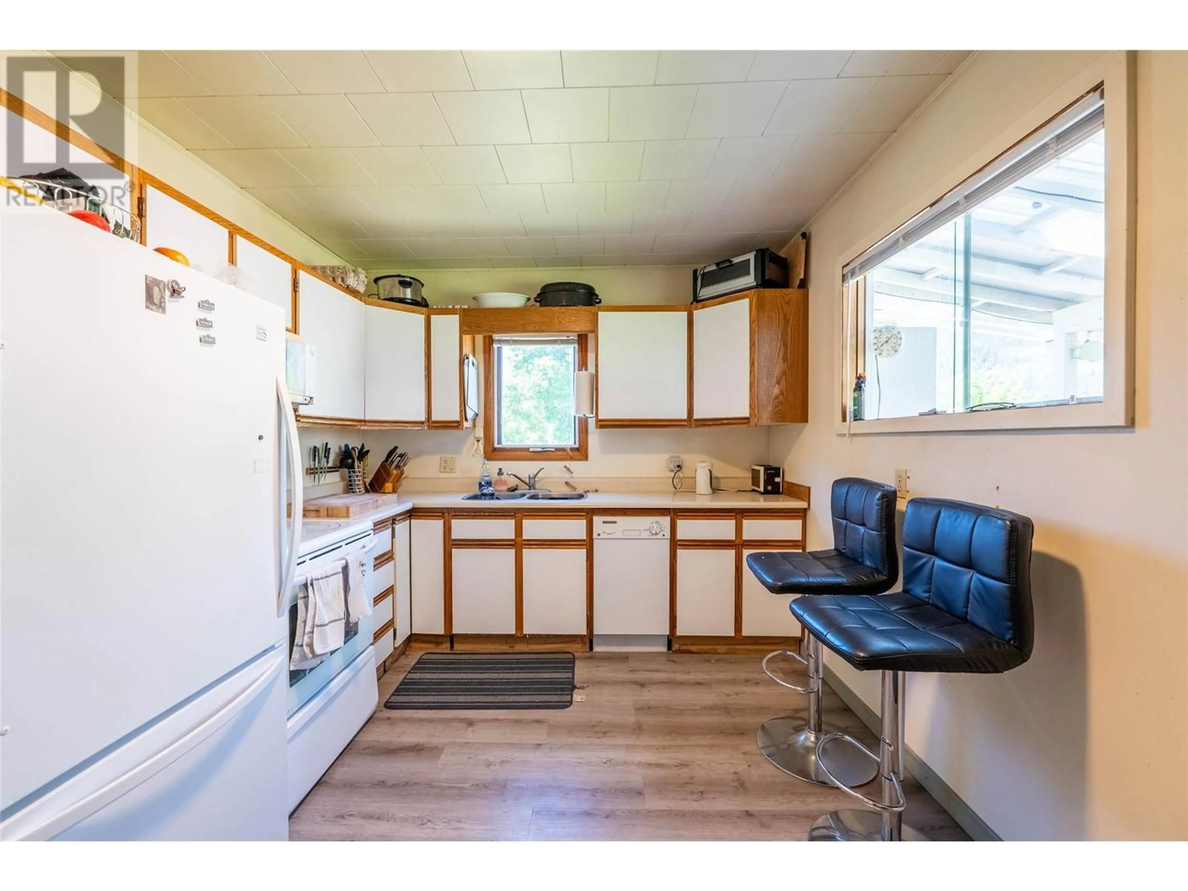 Standard kitchen, wood/laminate floor for 809 DAVIES STREET, Nelson British Columbia V1L3T6
