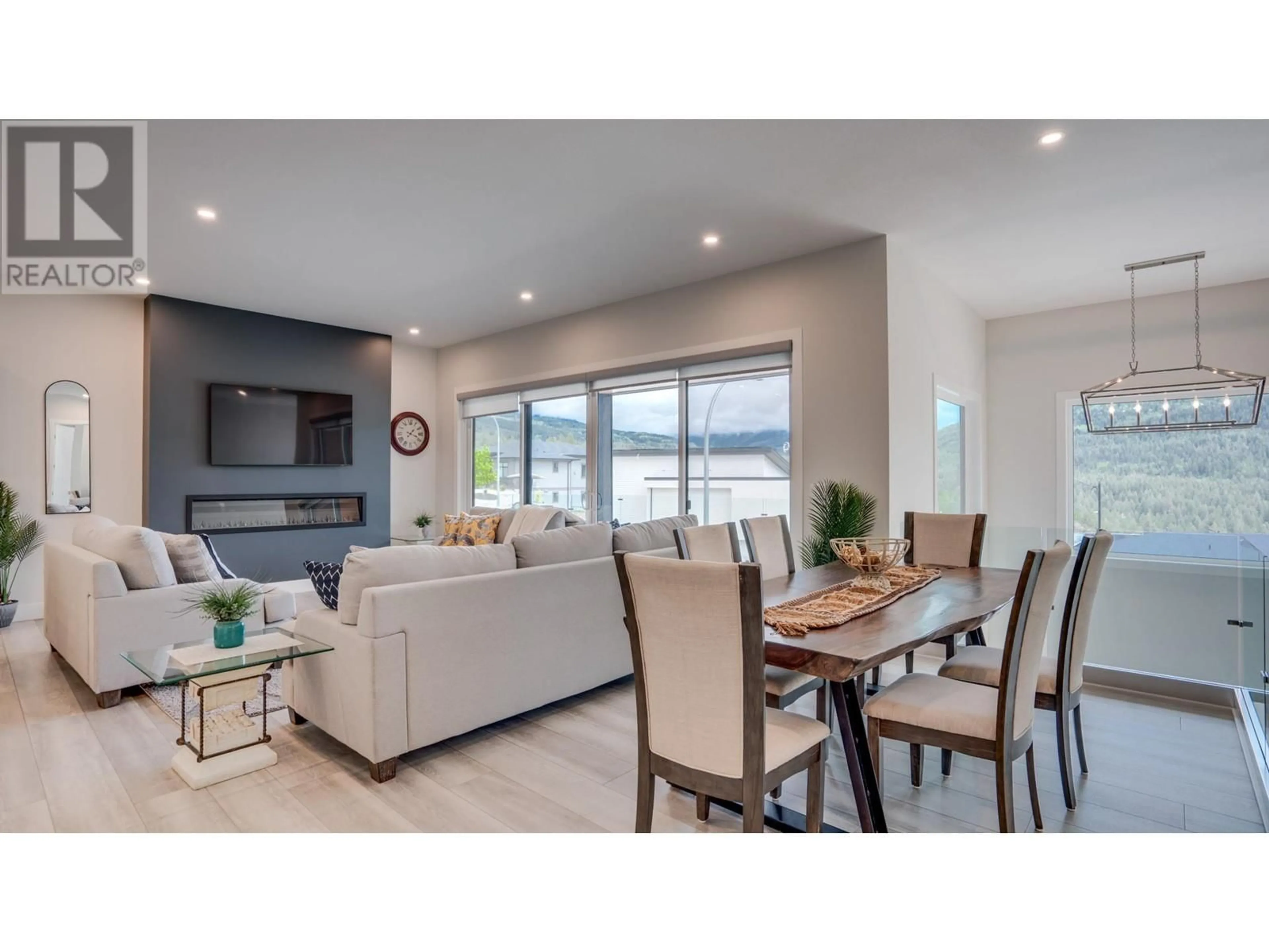 Living room with furniture, unknown for 7141 NAKISKA DRIVE, Vernon British Columbia V1B3M5
