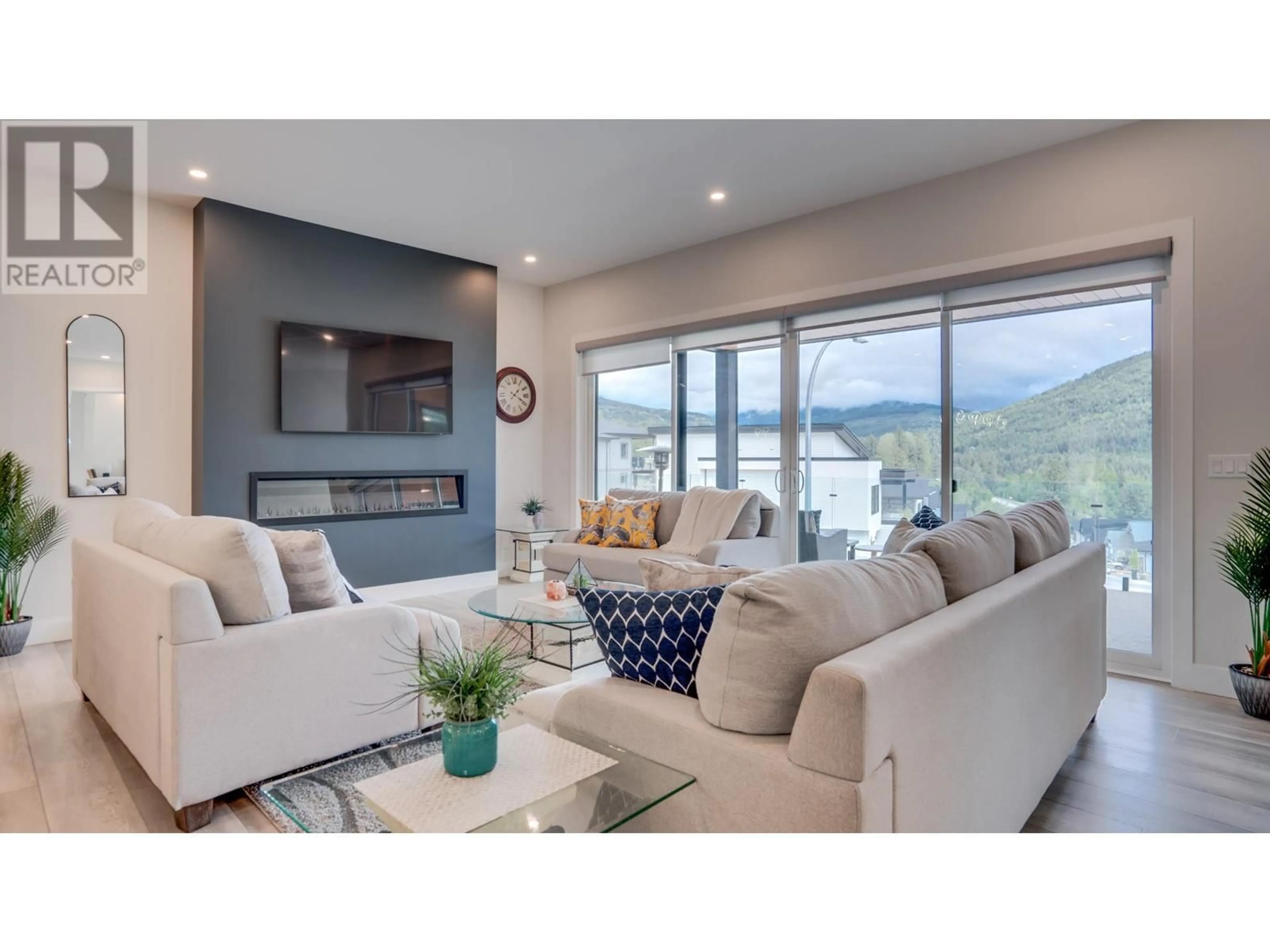 Living room with furniture, unknown for 7141 NAKISKA DRIVE, Vernon British Columbia V1B3M5