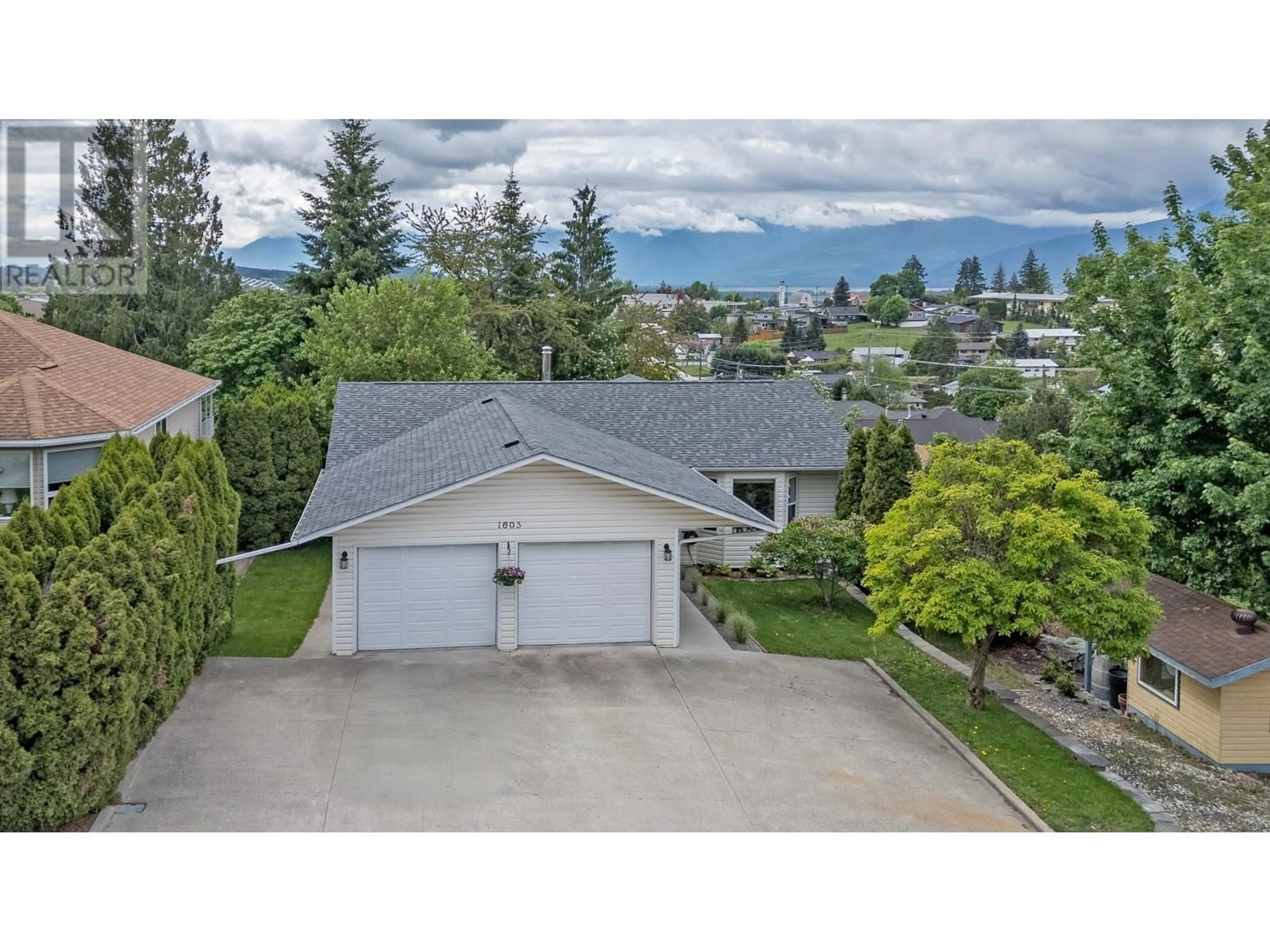 A pic from outside/outdoor area/front of a property/back of a property/a pic from drone, mountain view for 1605 SCOTT STREET, Creston British Columbia V0B1G5