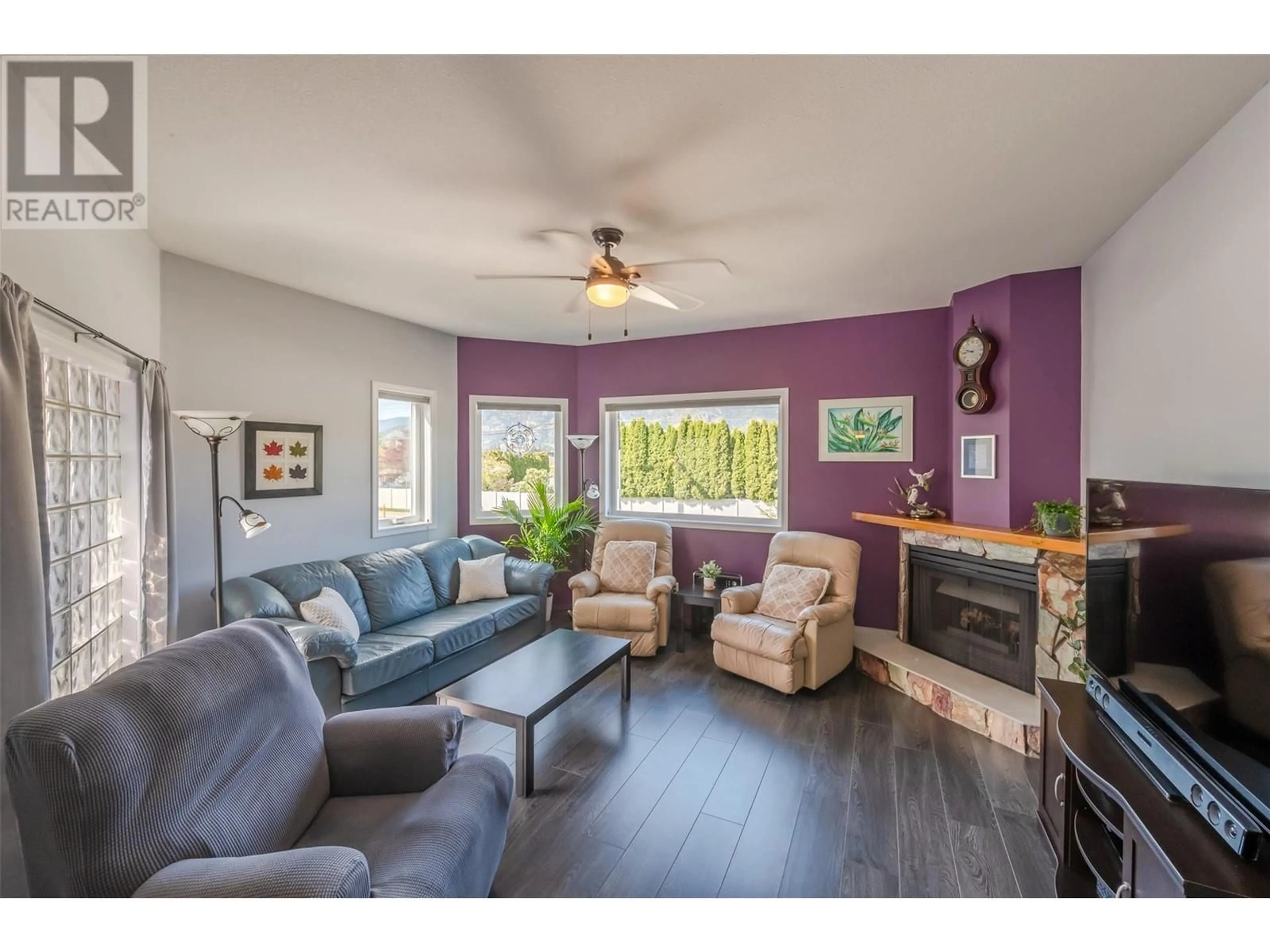 Living room with furniture, wood/laminate floor for 24 - 3096 SOUTH MAIN STREET, Penticton British Columbia V2A8C2