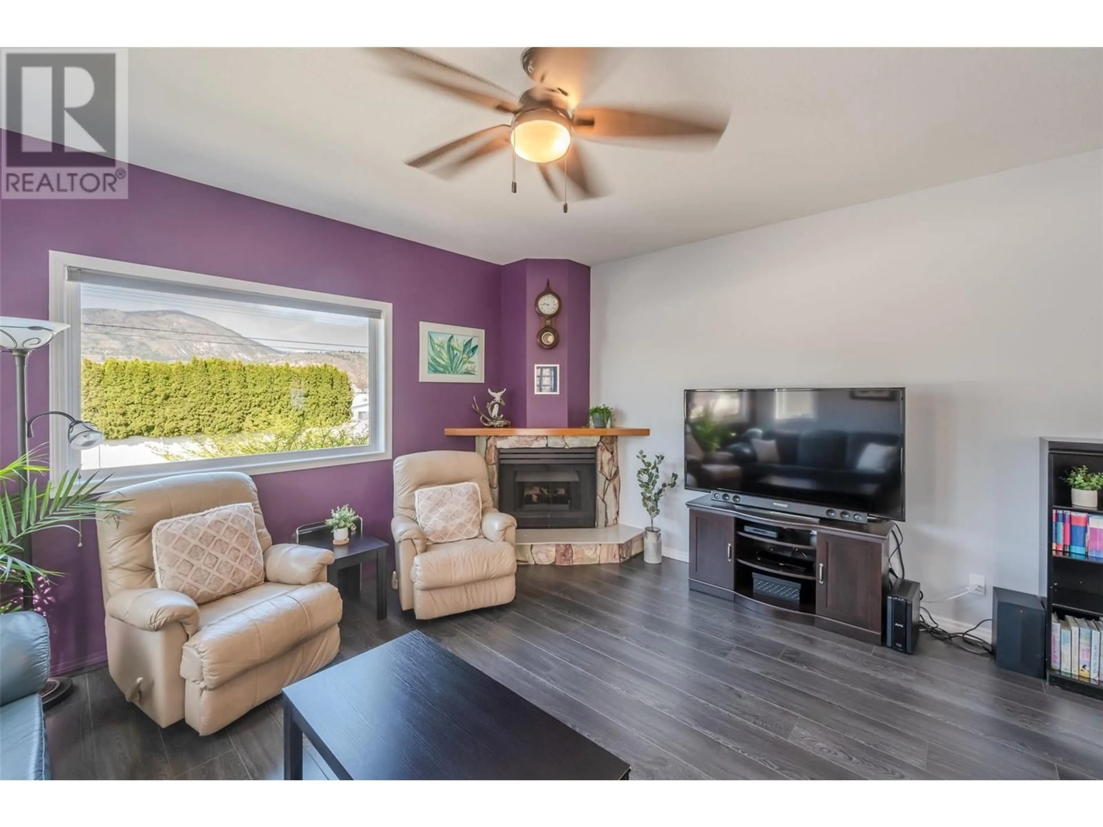 Living room with furniture, wood/laminate floor for 24 - 3096 SOUTH MAIN STREET, Penticton British Columbia V2A8C2