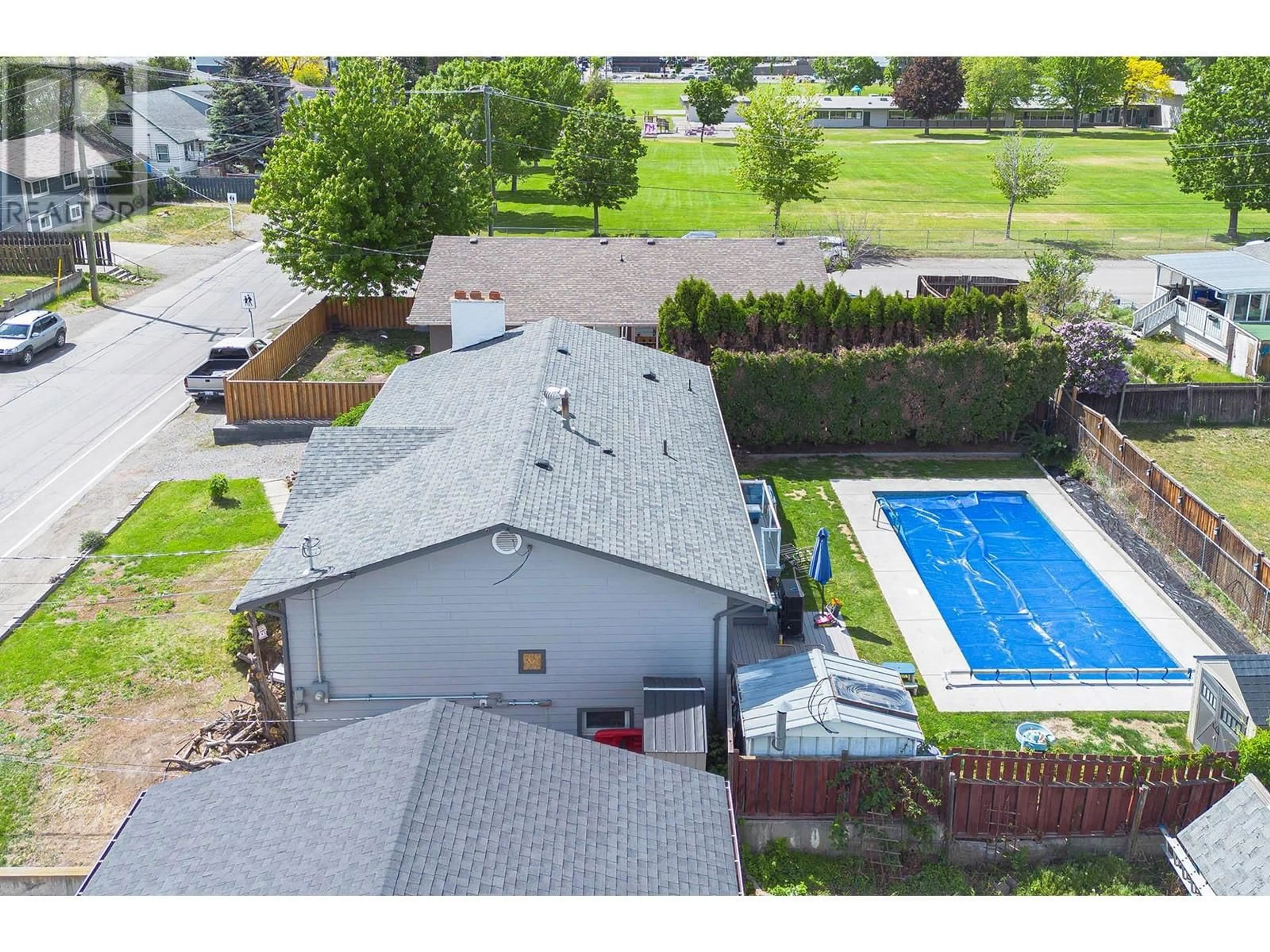 A pic from outside/outdoor area/front of a property/back of a property/a pic from drone, unknown for 678 YORK AVENUE, Kamloops British Columbia V2B2A5
