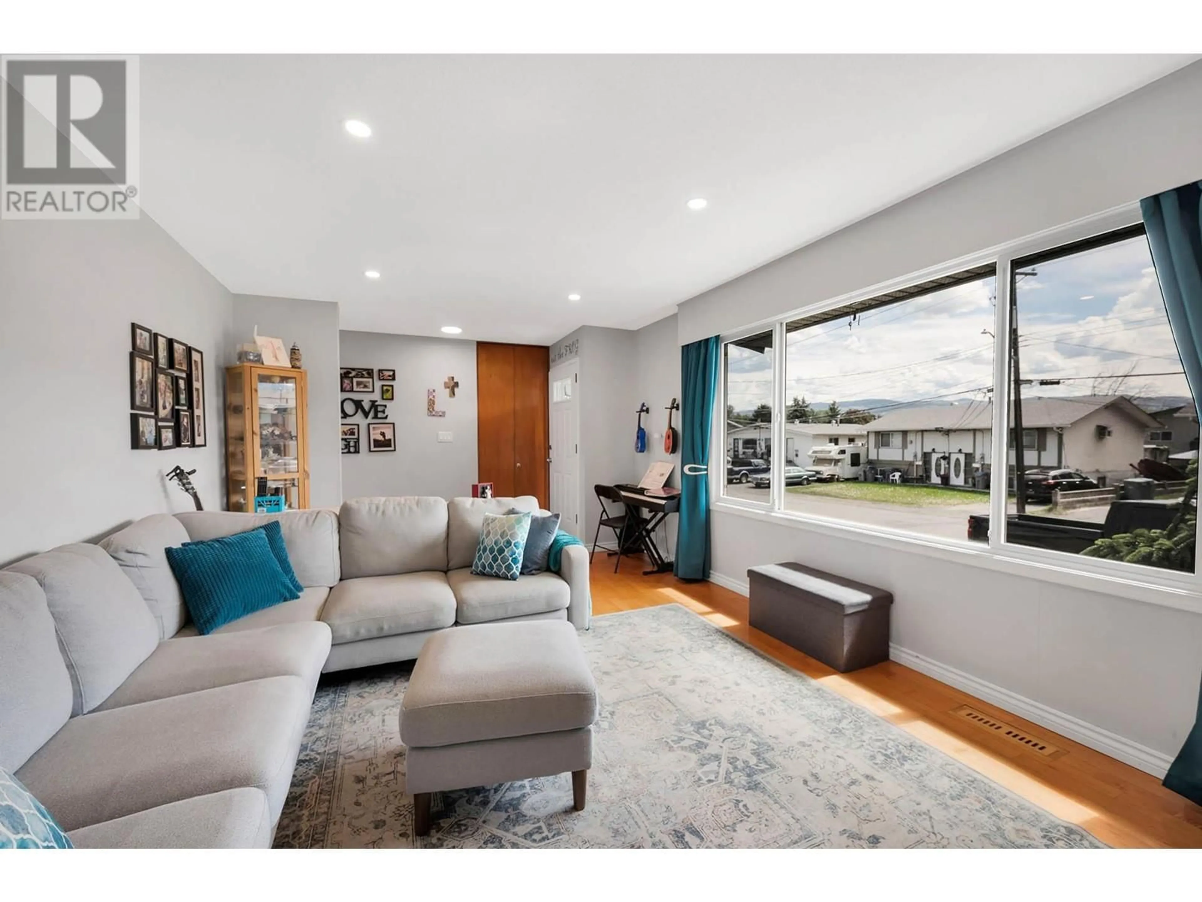 Living room with furniture, unknown for 678 YORK AVENUE, Kamloops British Columbia V2B2A5