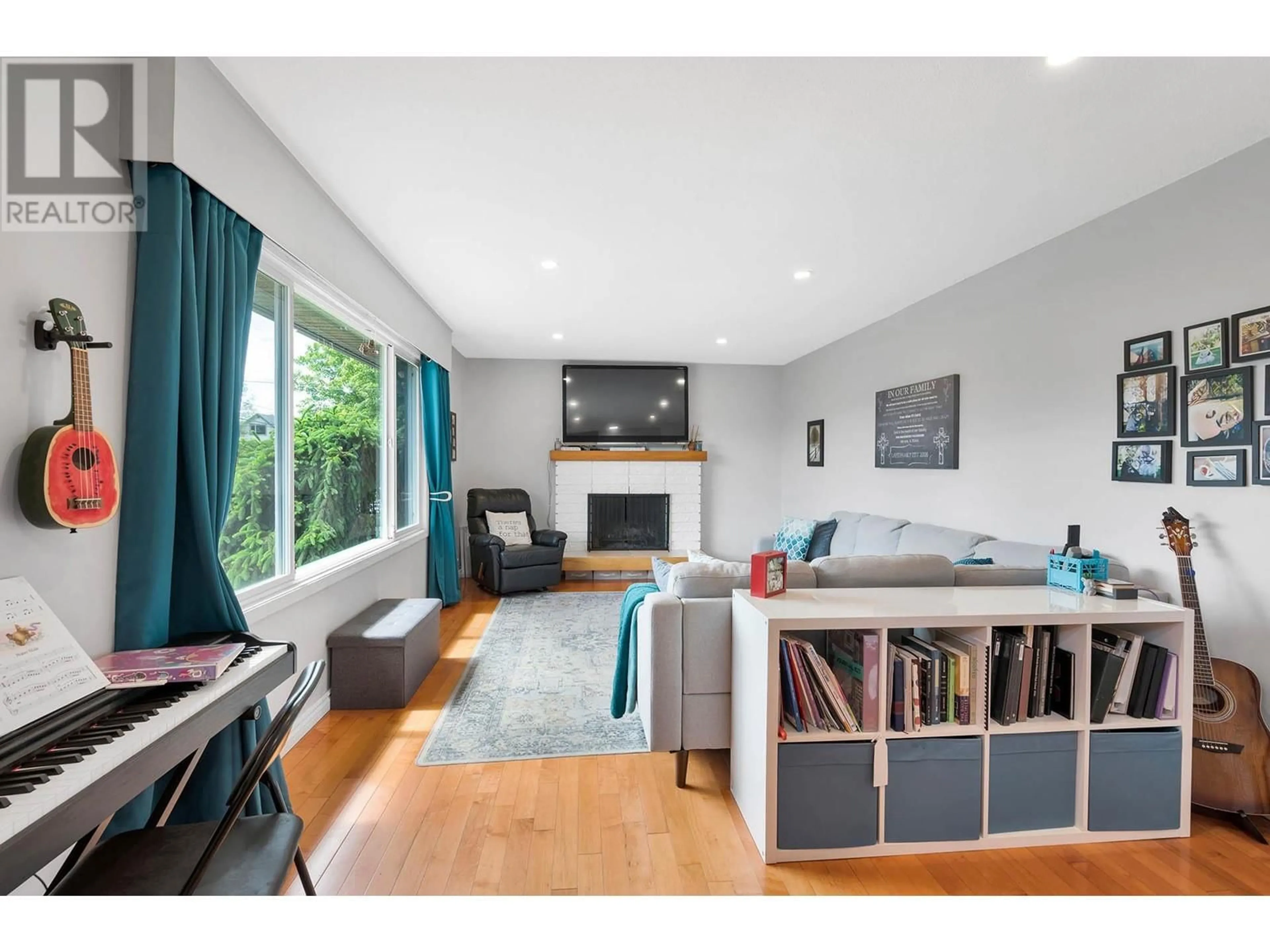 Living room with furniture, wood/laminate floor for 678 YORK AVENUE, Kamloops British Columbia V2B2A5