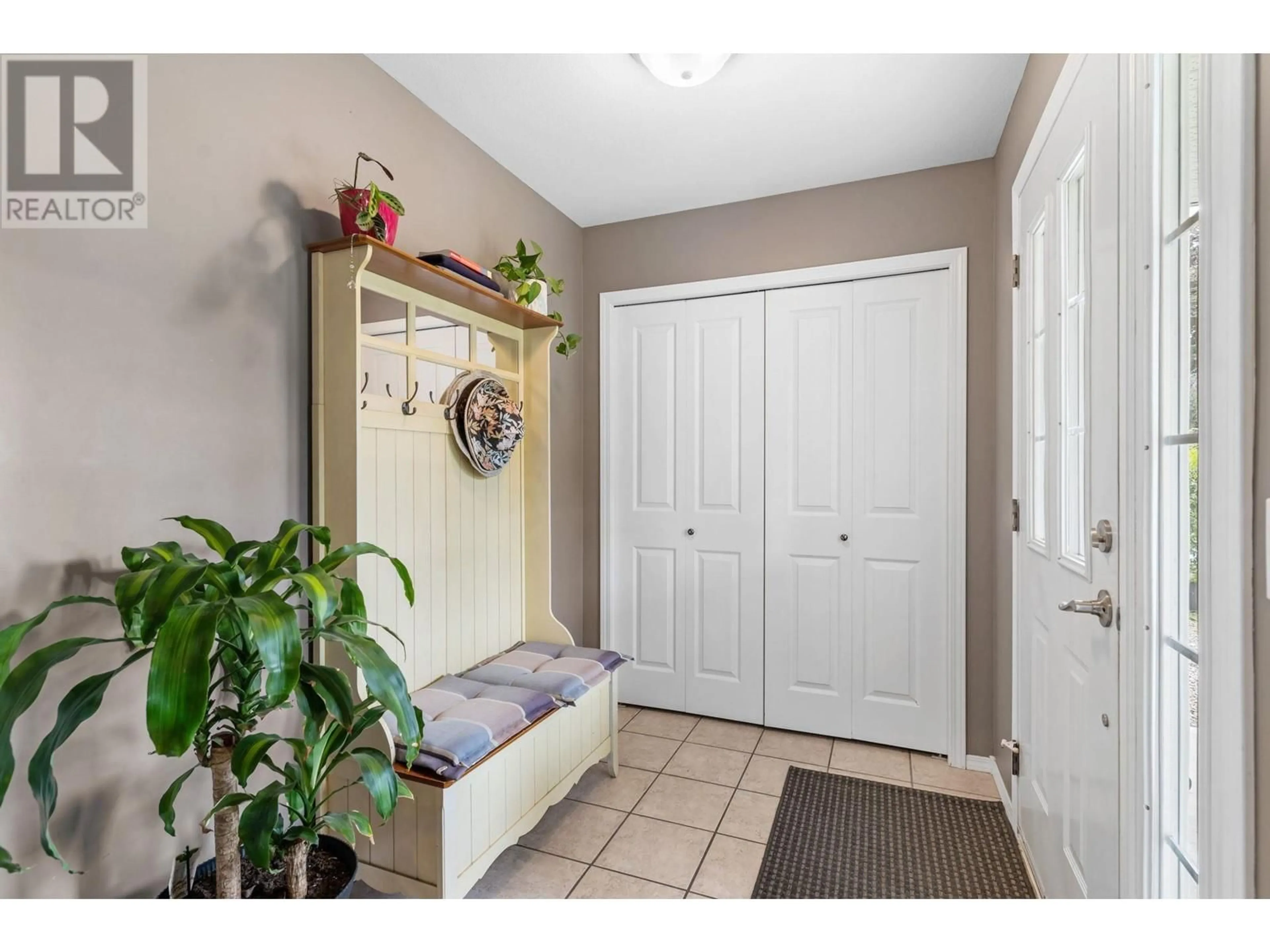 Indoor entryway for 305 SNOWSELL STREET NORTH, Kelowna British Columbia V1V2C7