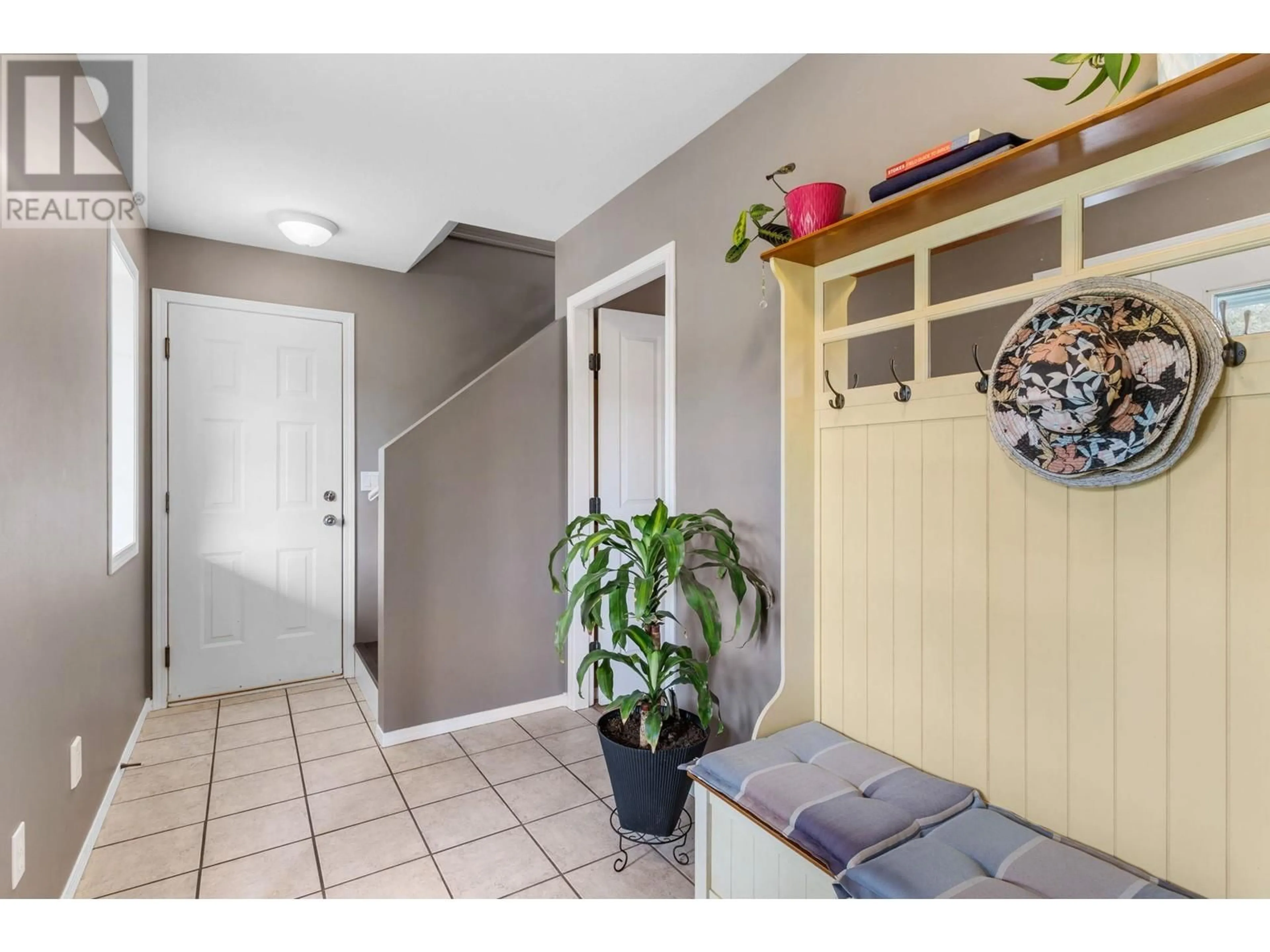 Indoor entryway for 305 SNOWSELL STREET NORTH, Kelowna British Columbia V1V2C7