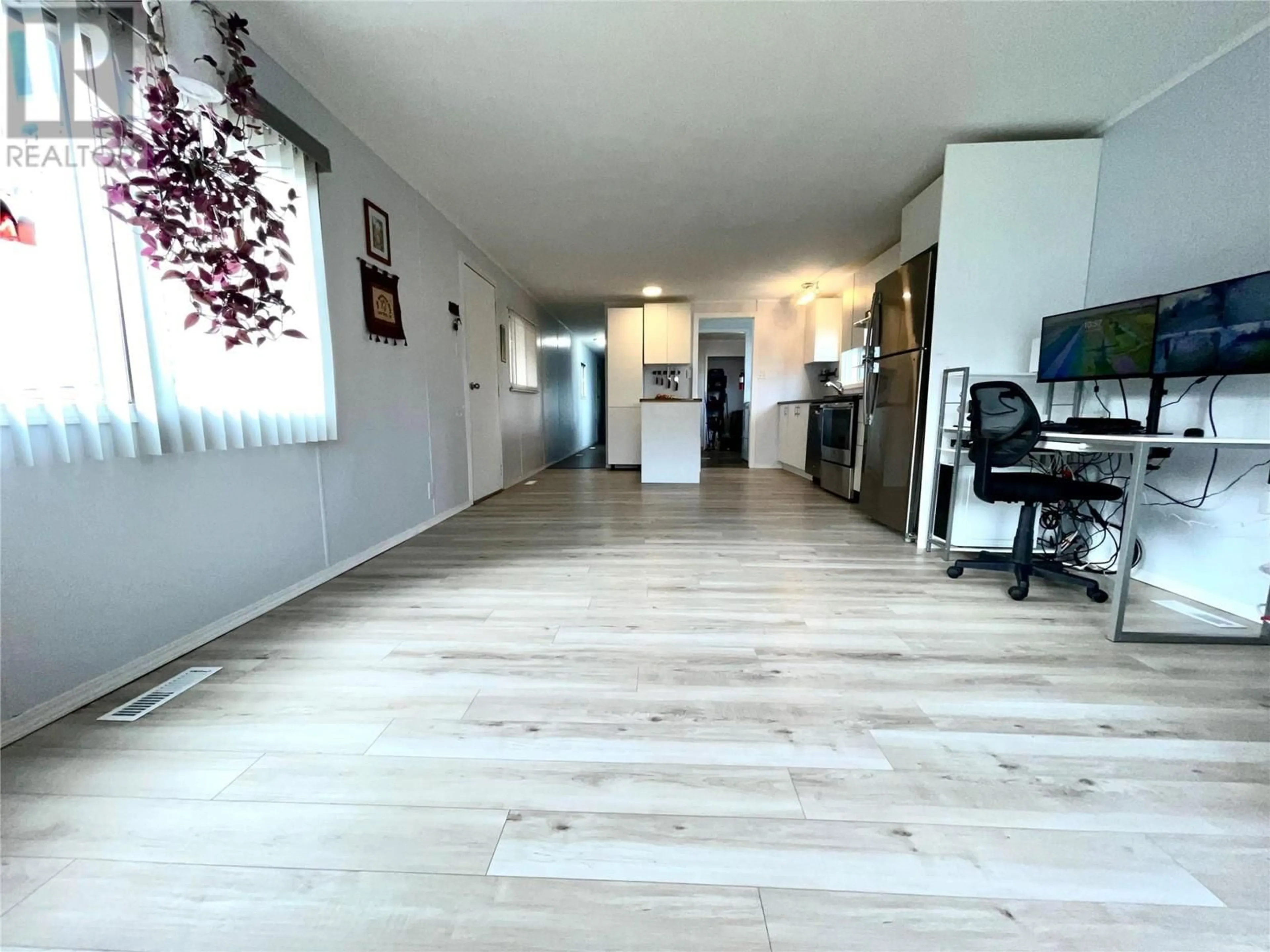 Indoor foyer for 2321 33RD AVENUE NORTH, Cranbrook British Columbia V1C3Y9