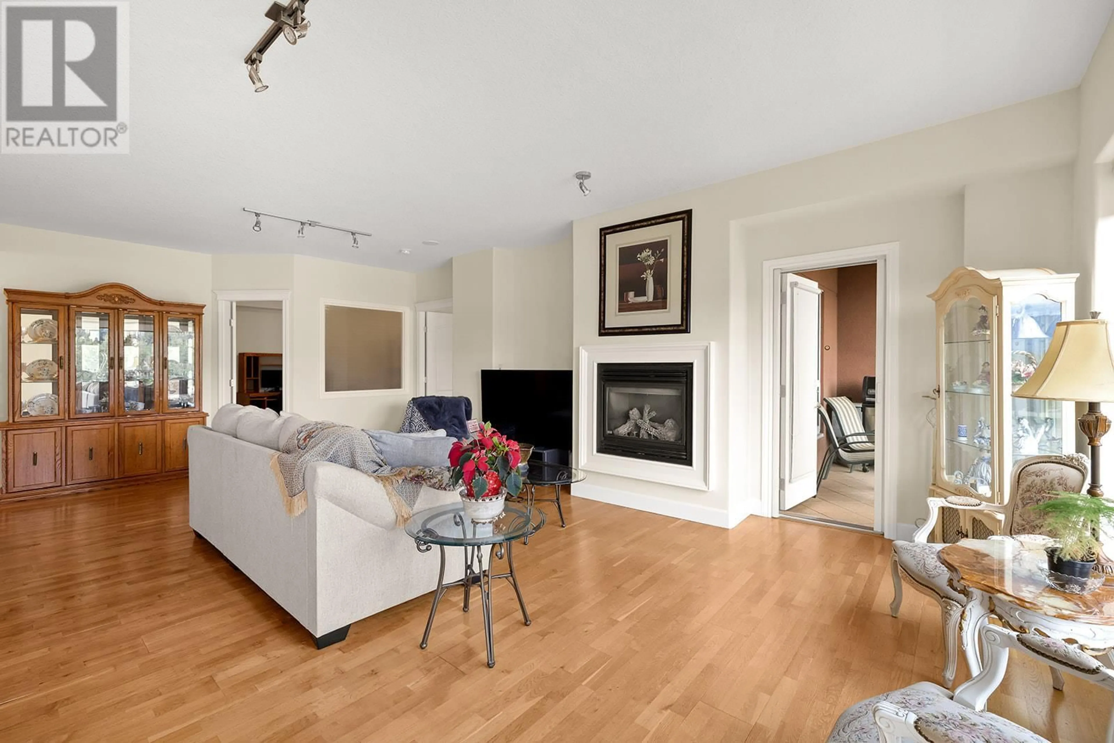 Living room with furniture, wood/laminate floor for 504 - 1947 UNDERHILL STREET, Kelowna British Columbia V1X7Z5