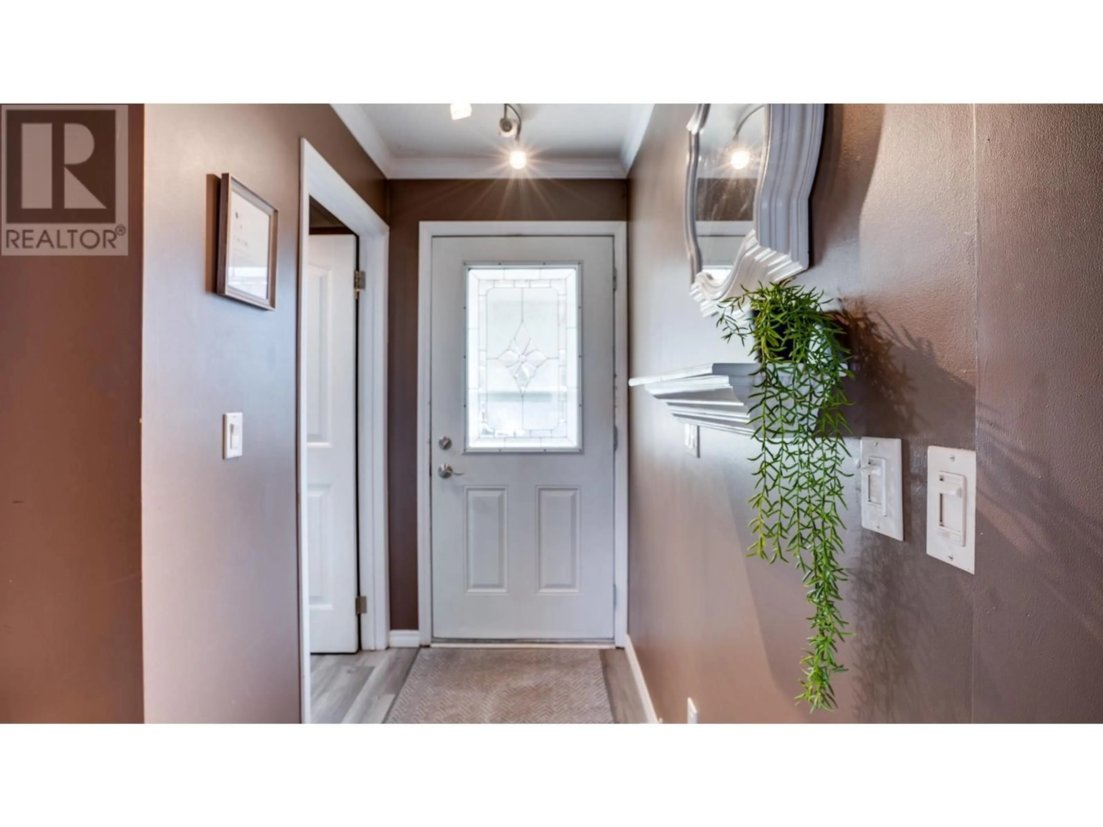 Indoor entryway for 563 24 STREET NORTHEAST, Salmon Arm British Columbia V1E2K2