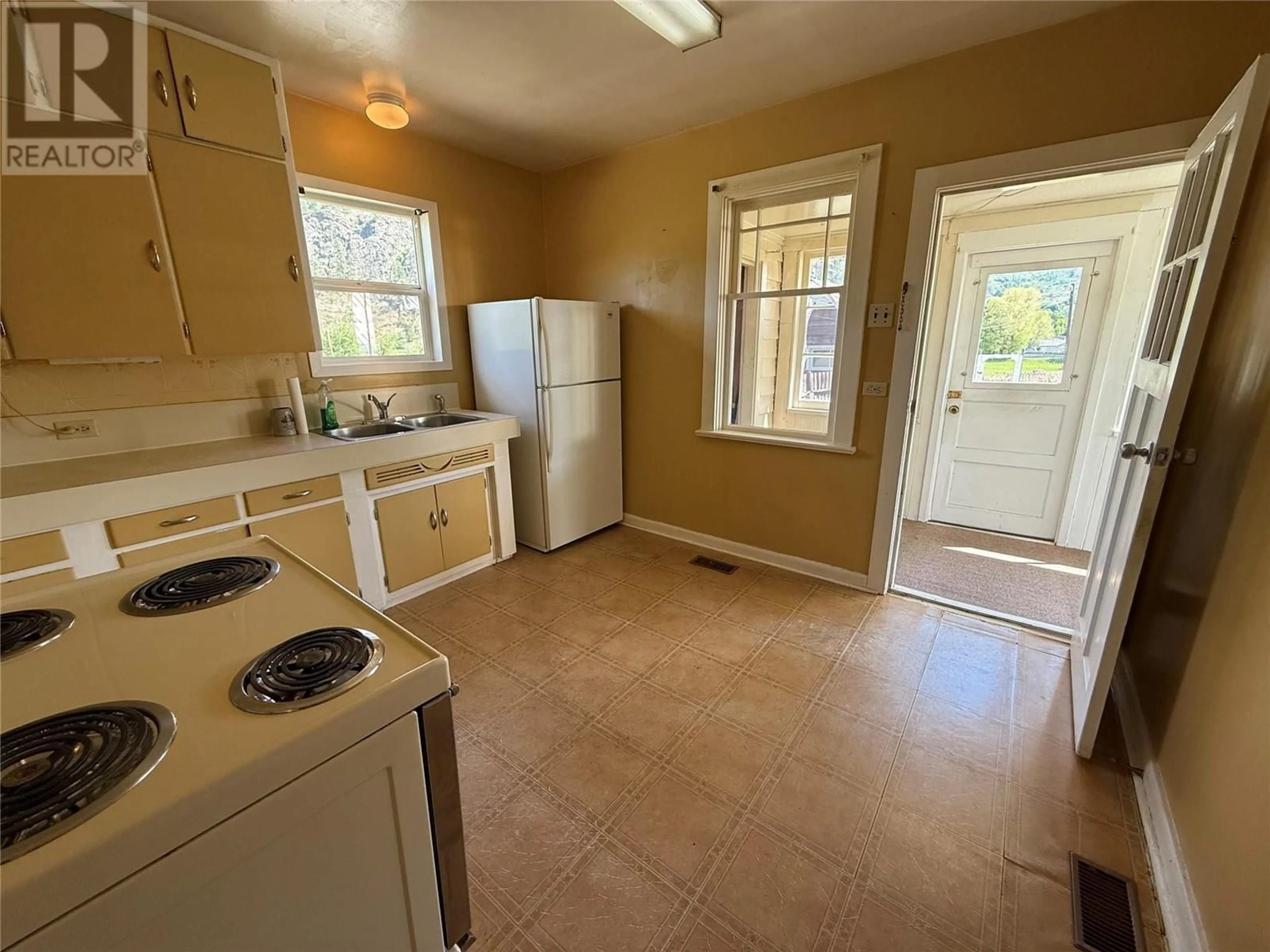 Standard kitchen, unknown for 7556 10TH STREET, Grand Forks British Columbia V0H1H0