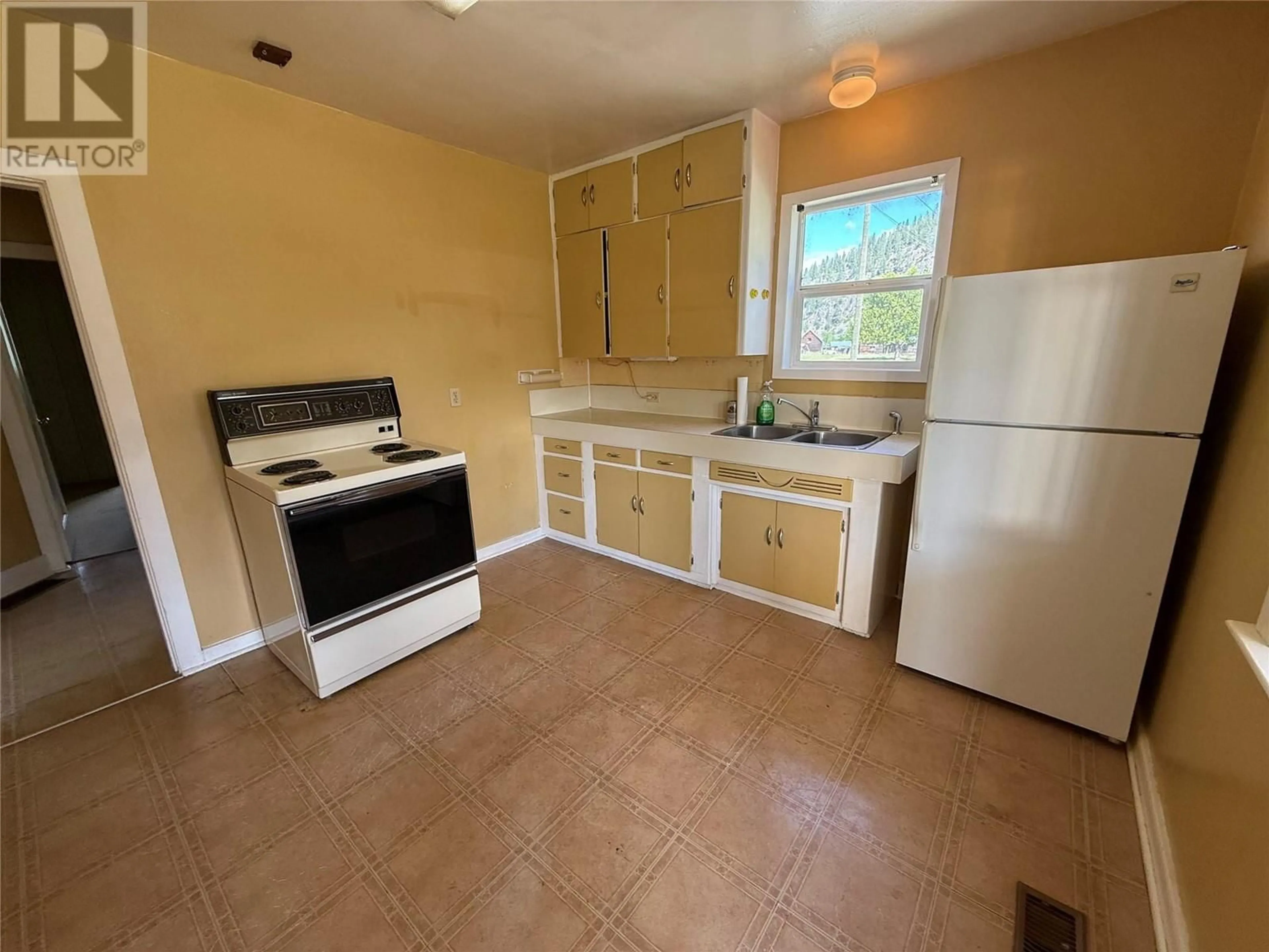 Standard kitchen, unknown for 7556 10TH STREET, Grand Forks British Columbia V0H1H0