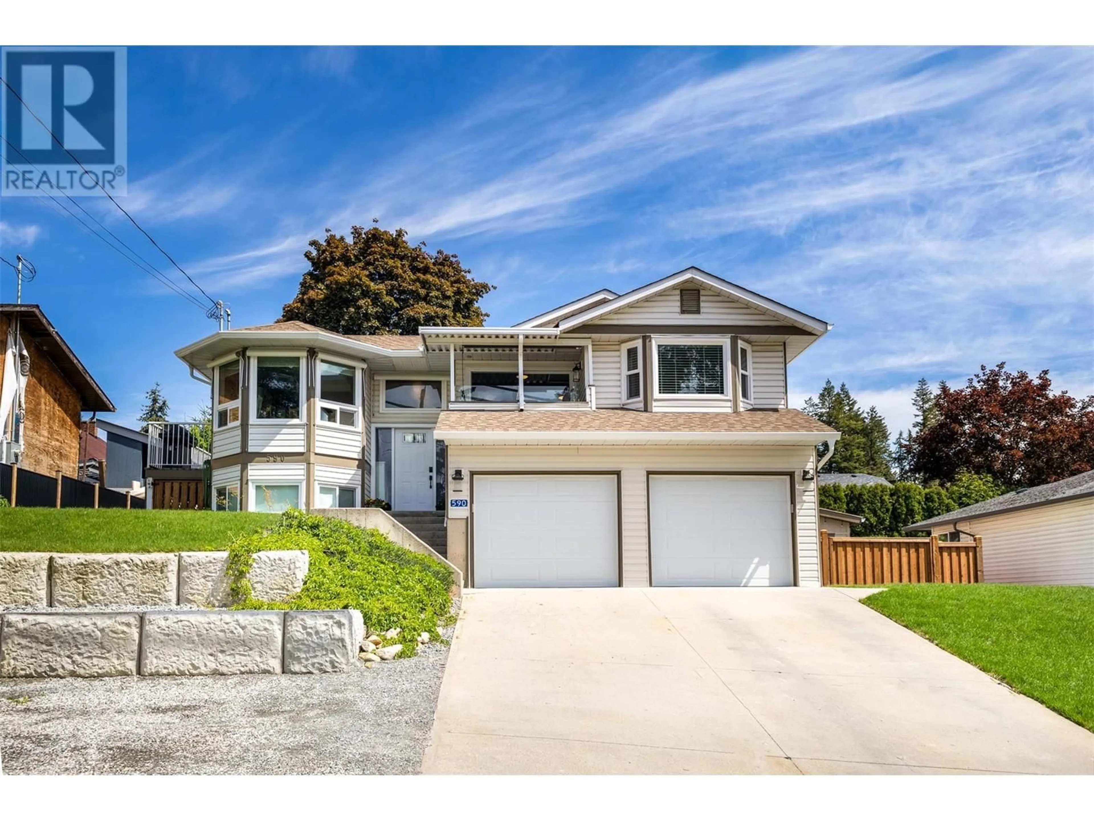 Home with vinyl exterior material, street for 590 20 STREET SOUTHEAST, Salmon Arm British Columbia V1E2J8