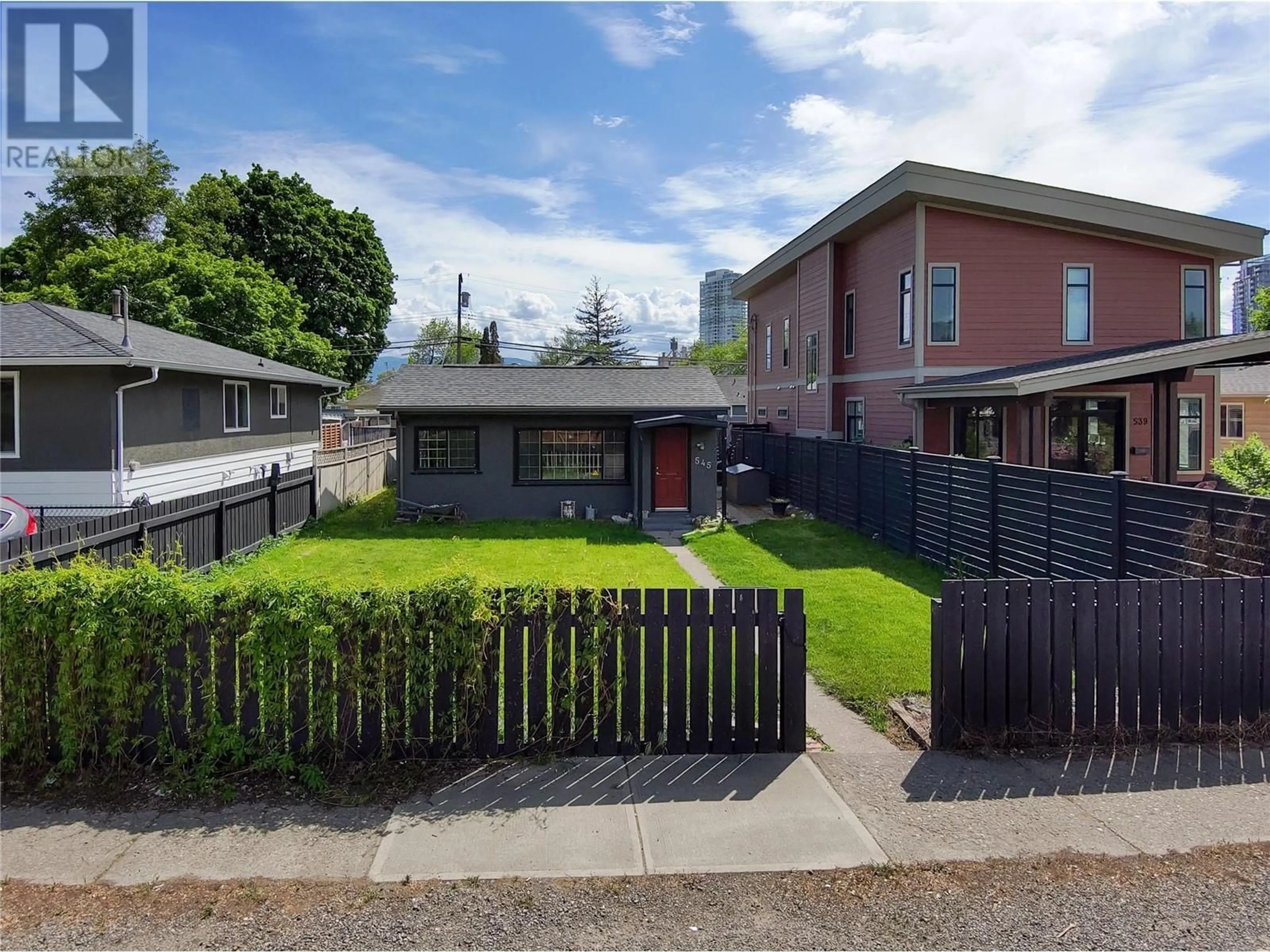 A pic from outside/outdoor area/front of a property/back of a property/a pic from drone, street for 545 ROANOKE AVENUE, Kelowna British Columbia V1Y7K6