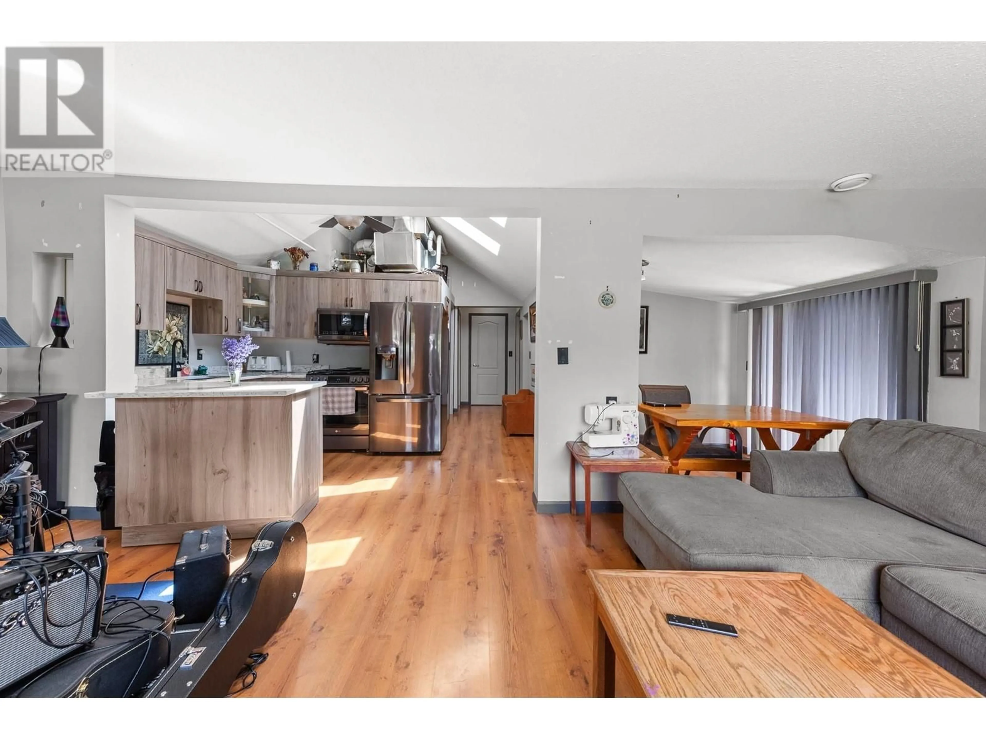 Open concept kitchen, wood/laminate floor for 545 ROANOKE AVENUE, Kelowna British Columbia V1Y7K6