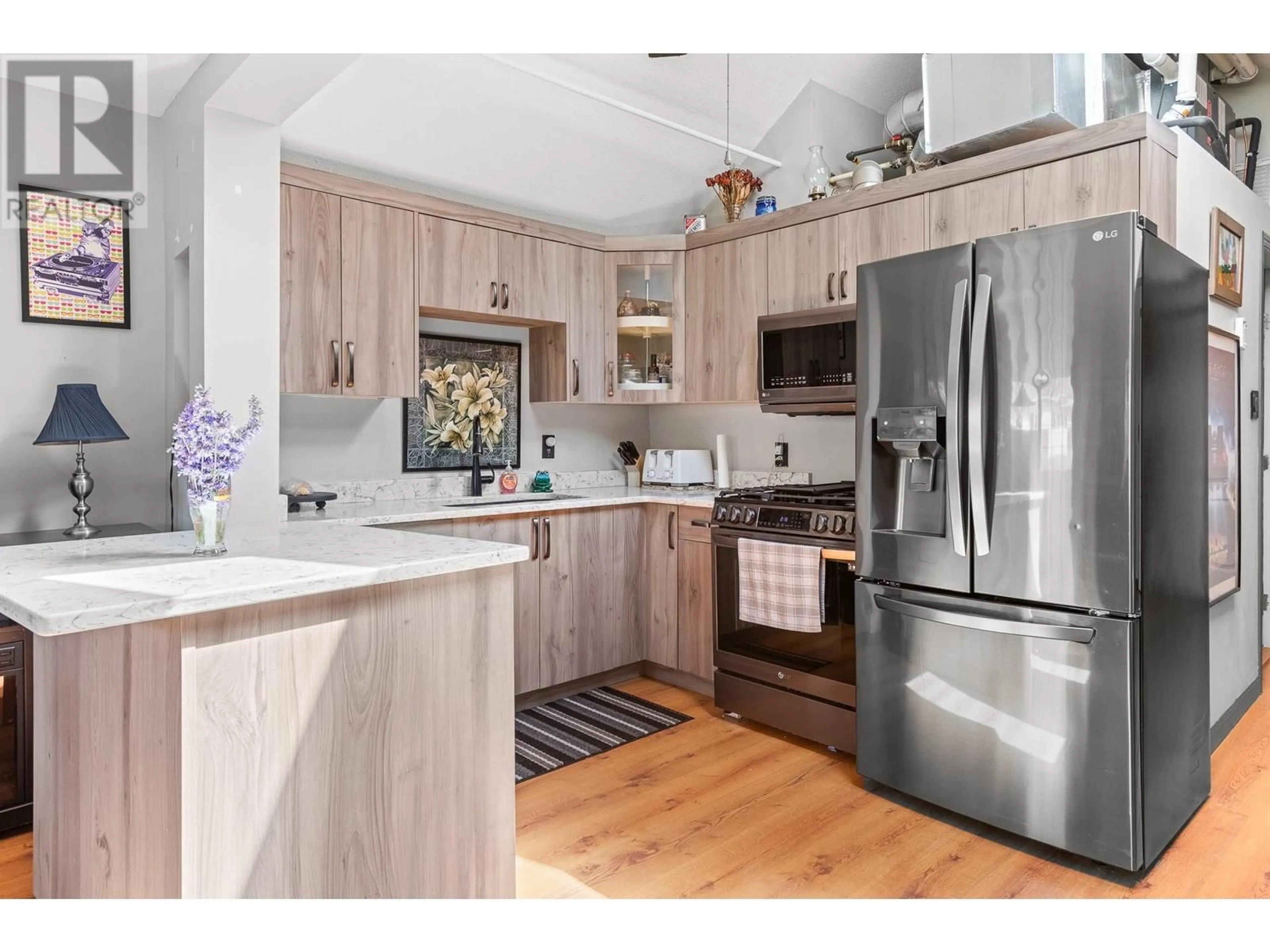 Open concept kitchen, wood/laminate floor for 545 ROANOKE AVENUE, Kelowna British Columbia V1Y7K6
