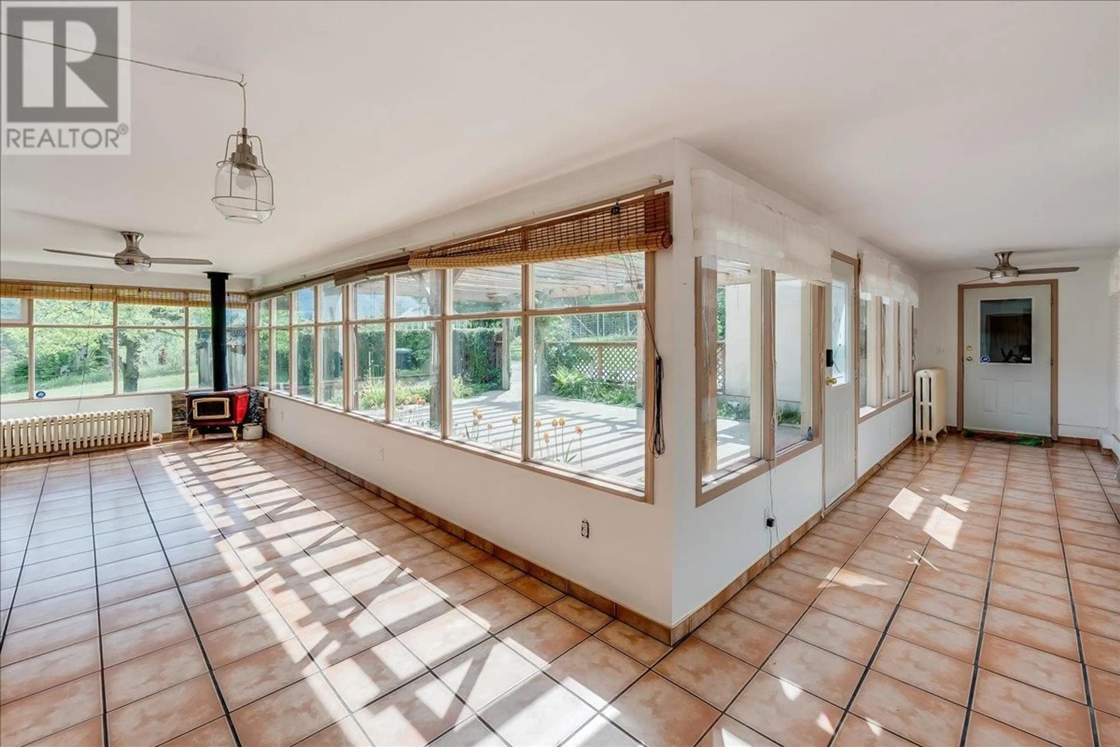 Indoor foyer for 102 18TH STREET, Castlegar British Columbia V1N2M7