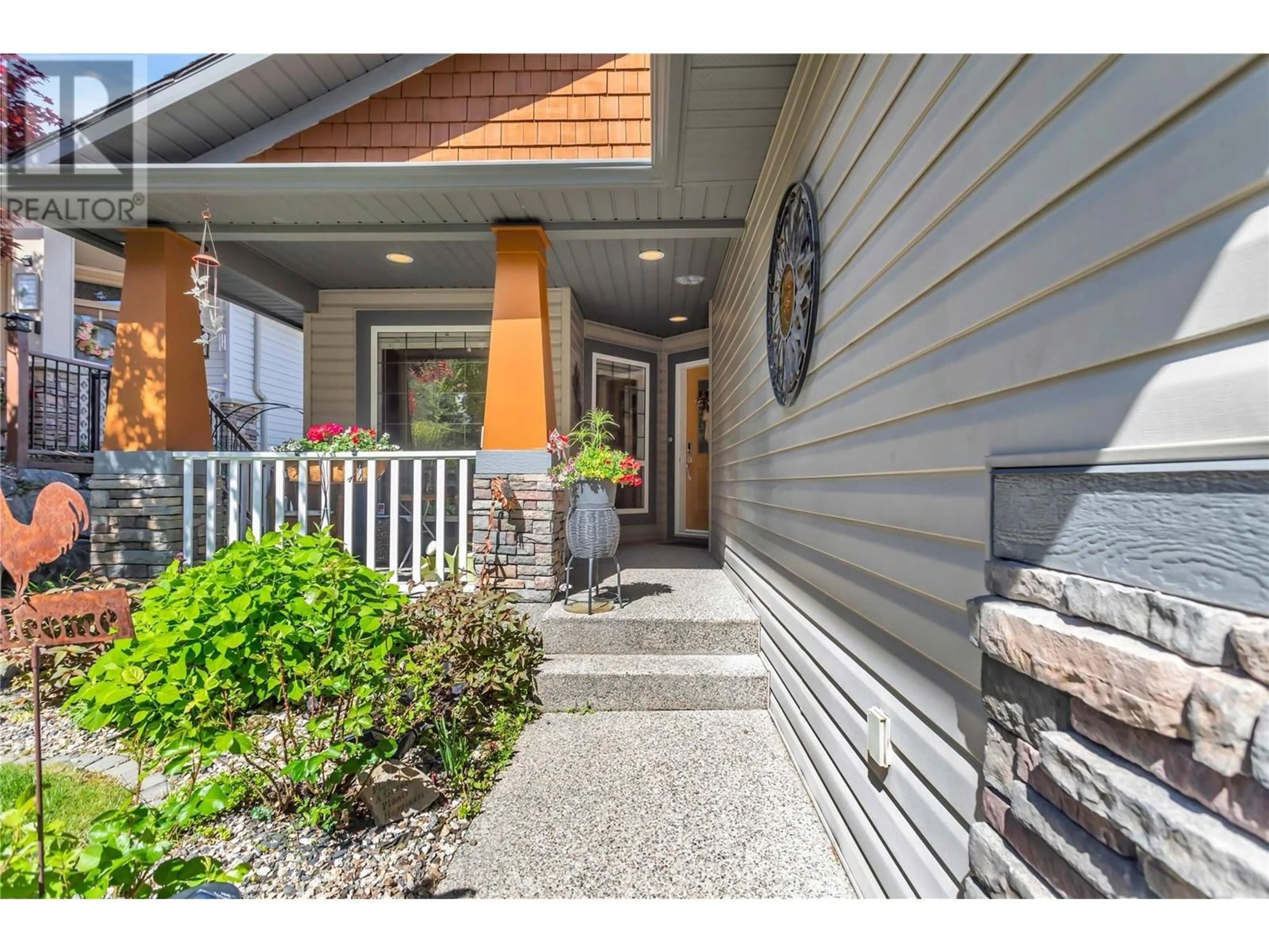 Indoor entryway for 5042 SOUTH RIDGE DRIVE, Kelowna British Columbia V1W4W6