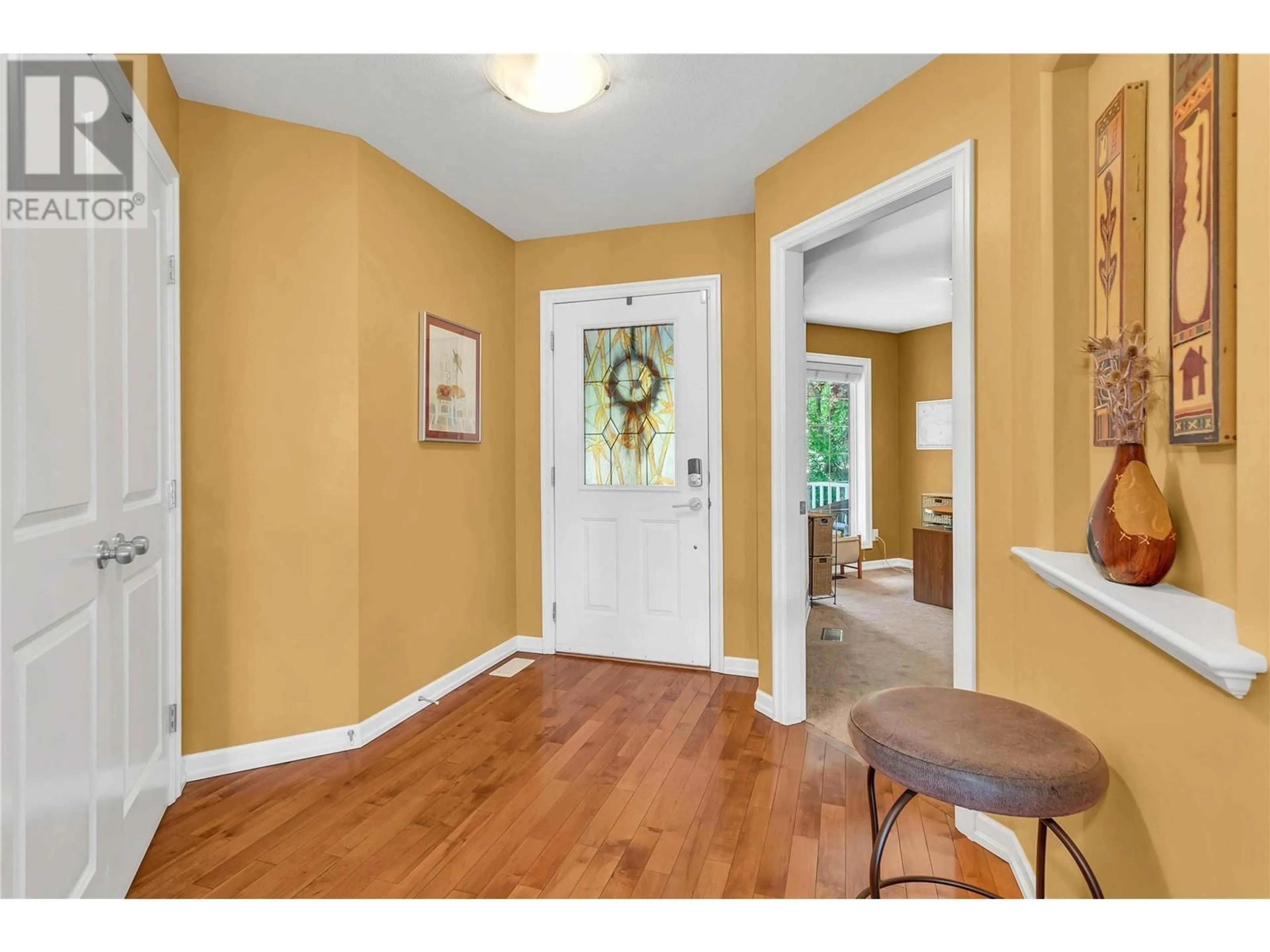 Indoor entryway for 5042 SOUTH RIDGE DRIVE, Kelowna British Columbia V1W4W6