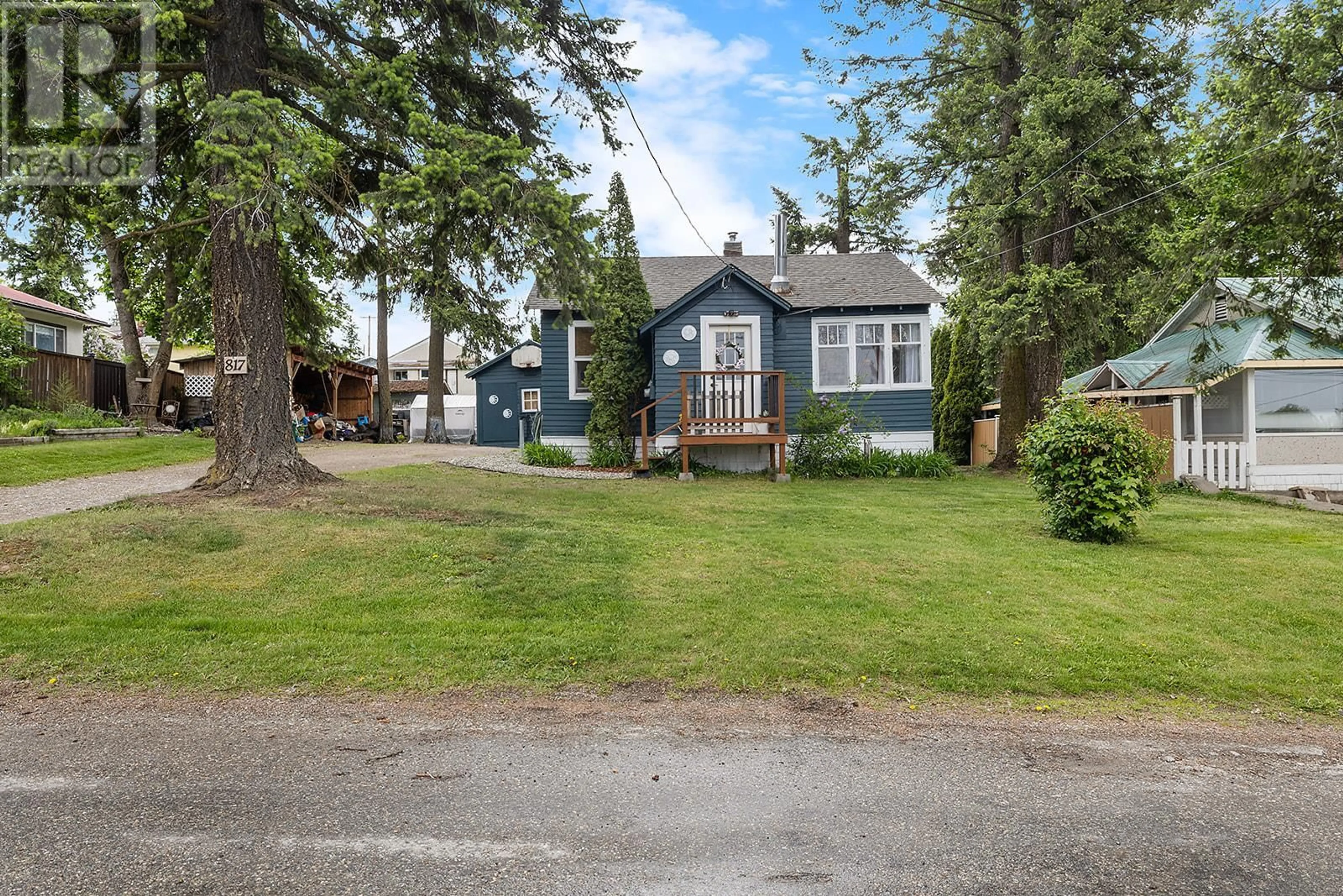 A pic from outside/outdoor area/front of a property/back of a property/a pic from drone, street for 817 SCOTT STREET, Creston British Columbia V0B1G4