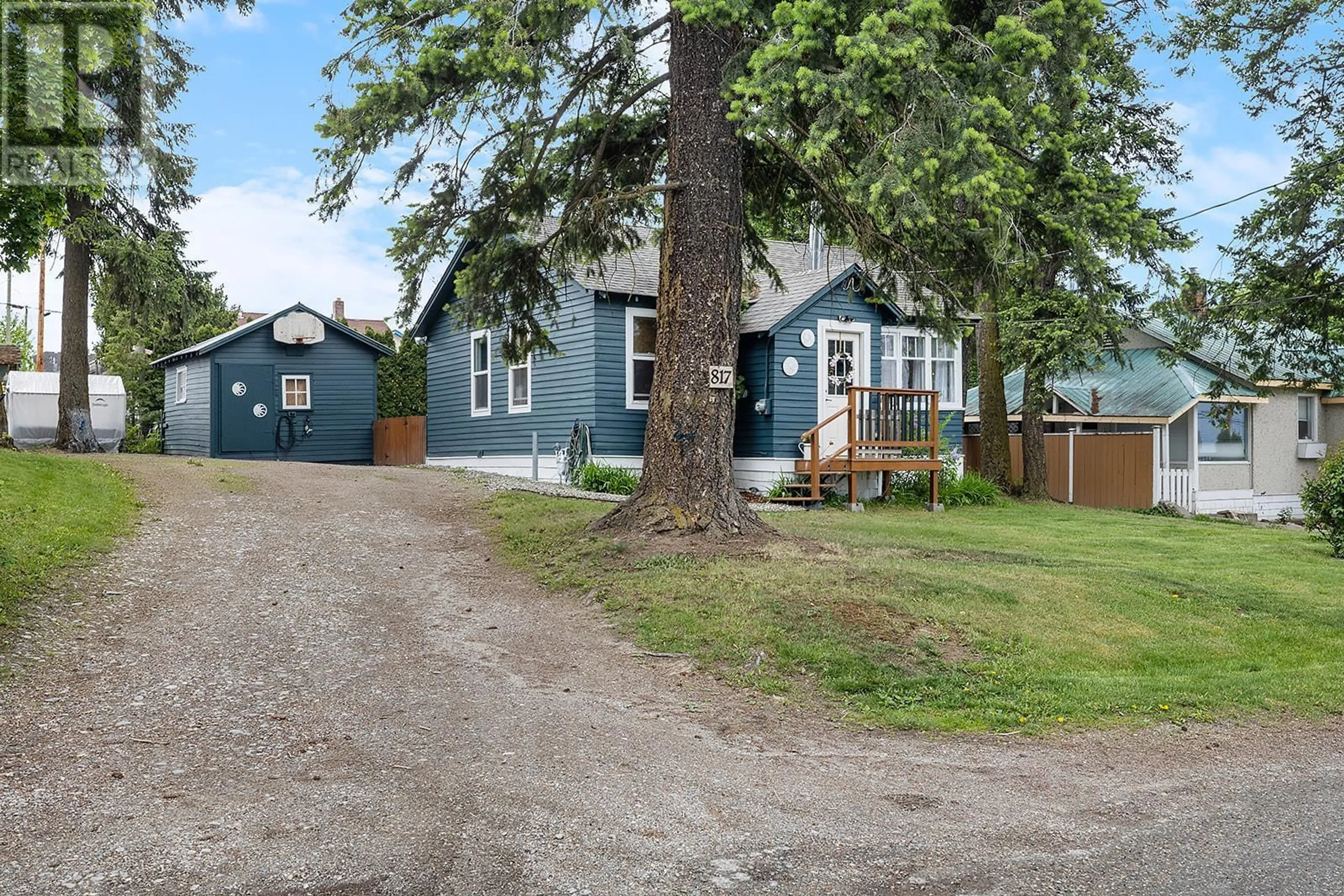 A pic from outside/outdoor area/front of a property/back of a property/a pic from drone, street for 817 SCOTT STREET, Creston British Columbia V0B1G4