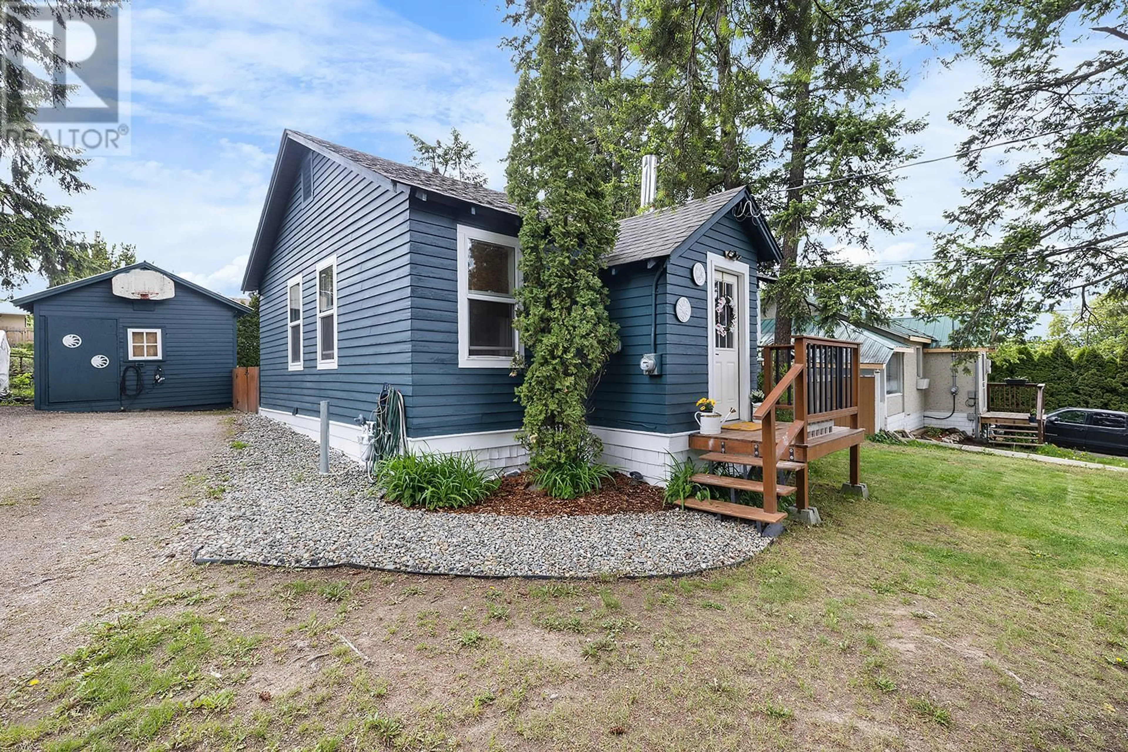 Home with vinyl exterior material, street for 817 SCOTT STREET, Creston British Columbia V0B1G4