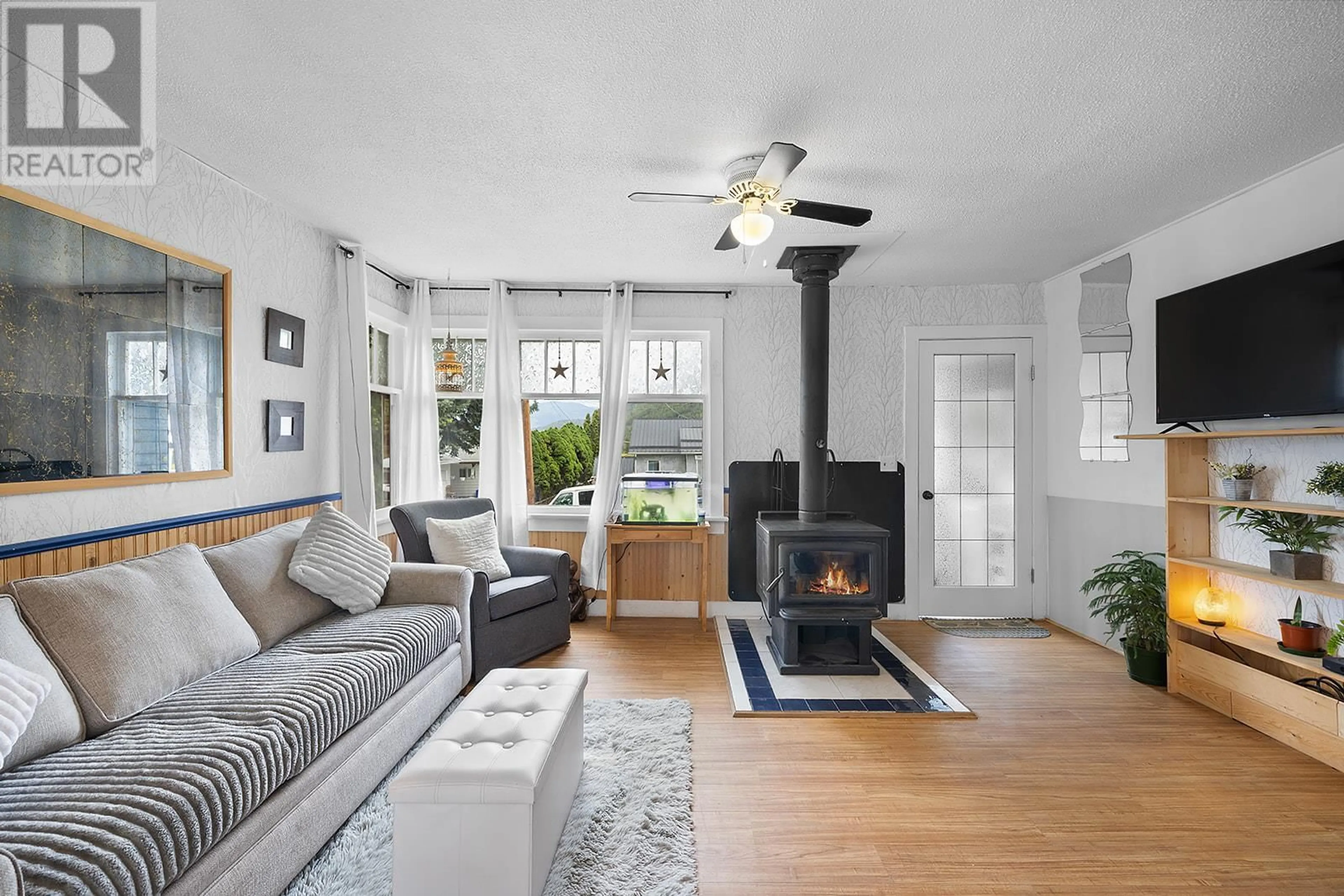 Living room with furniture, unknown for 817 SCOTT STREET, Creston British Columbia V0B1G4