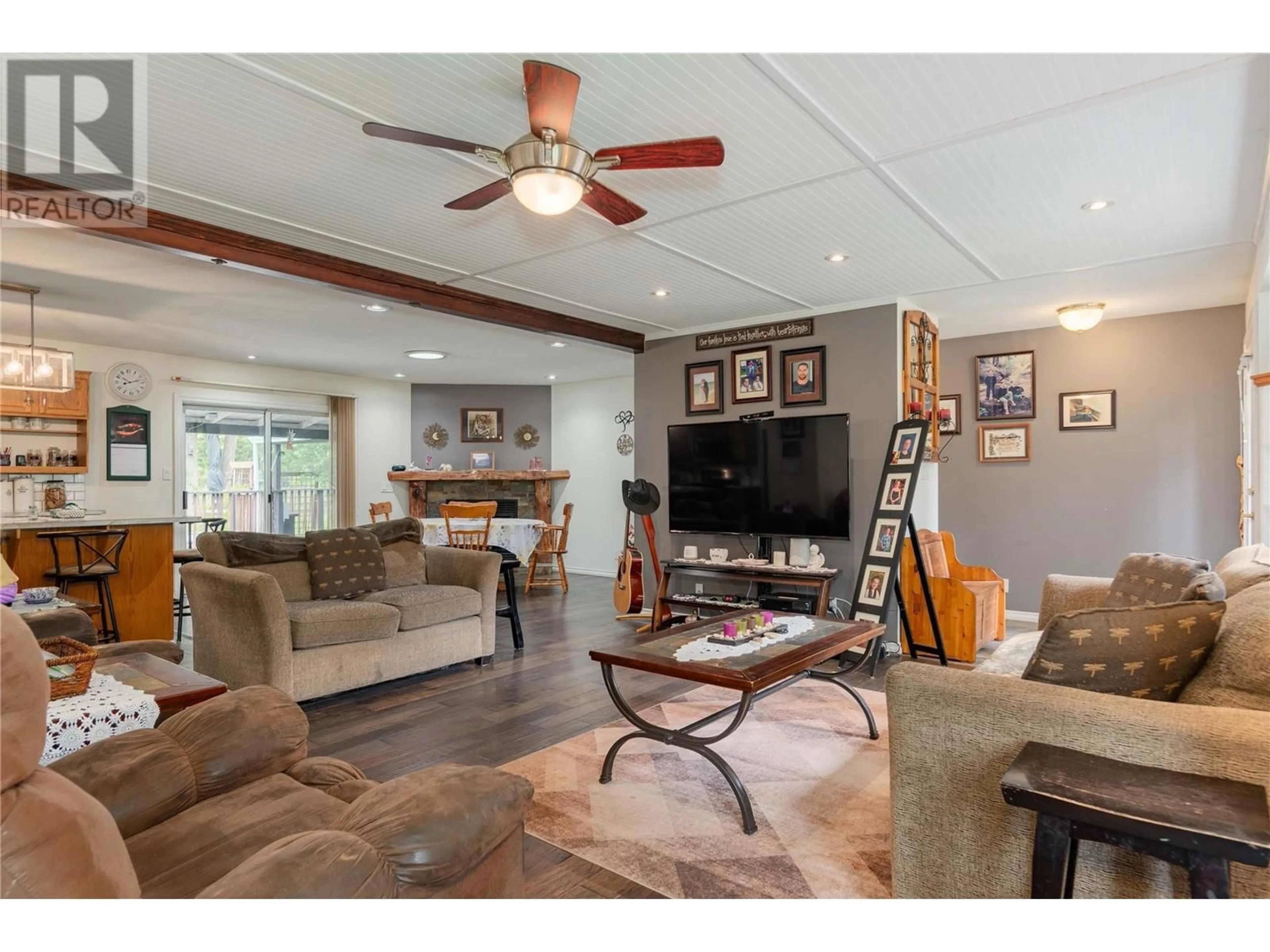 Living room with furniture, wood/laminate floor for 2015 HIGHWAY 3A OTHER, Castlegar British Columbia V1N4N1