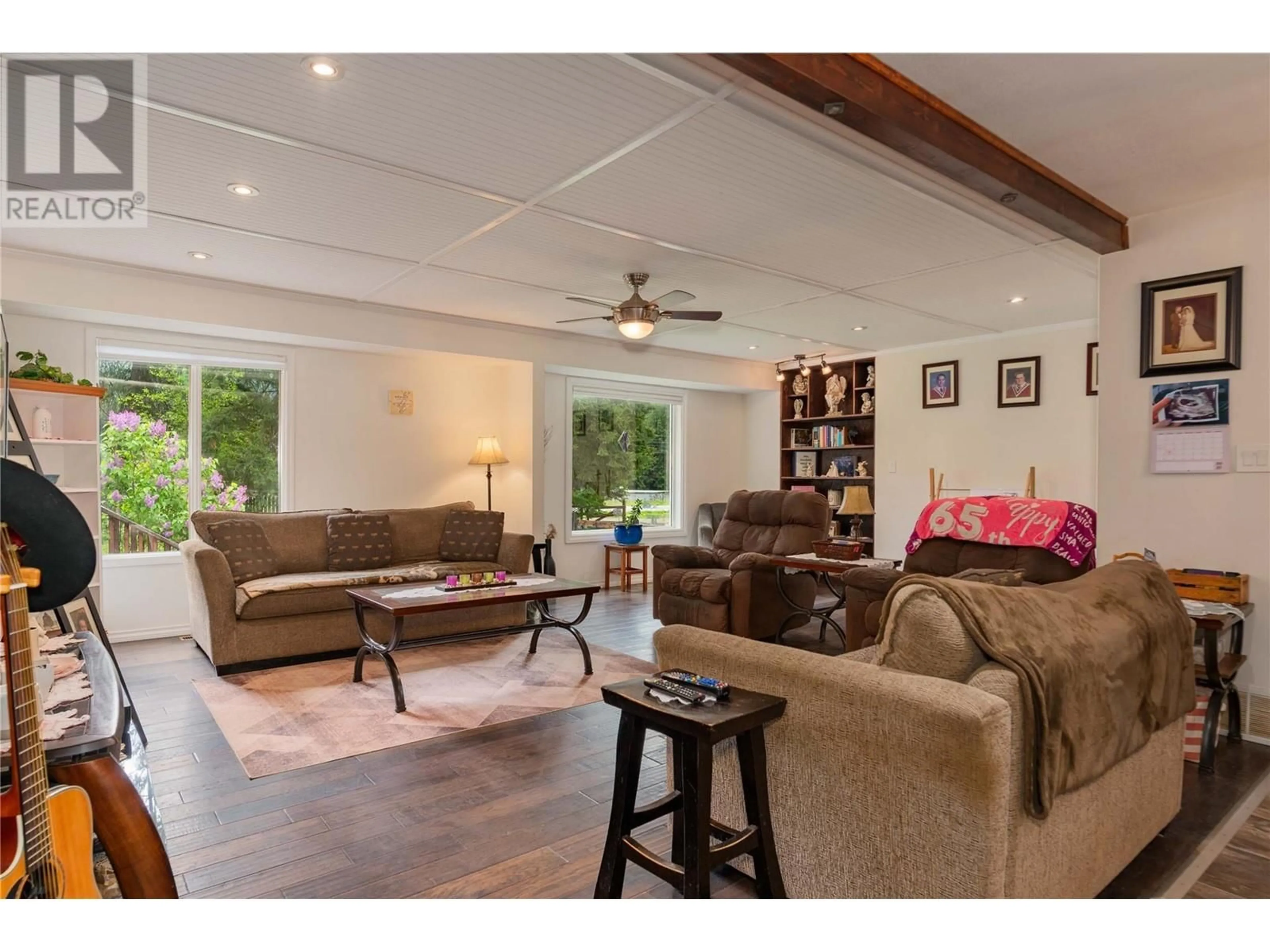 Living room with furniture, wood/laminate floor for 2015 HIGHWAY 3A OTHER, Castlegar British Columbia V1N4N1