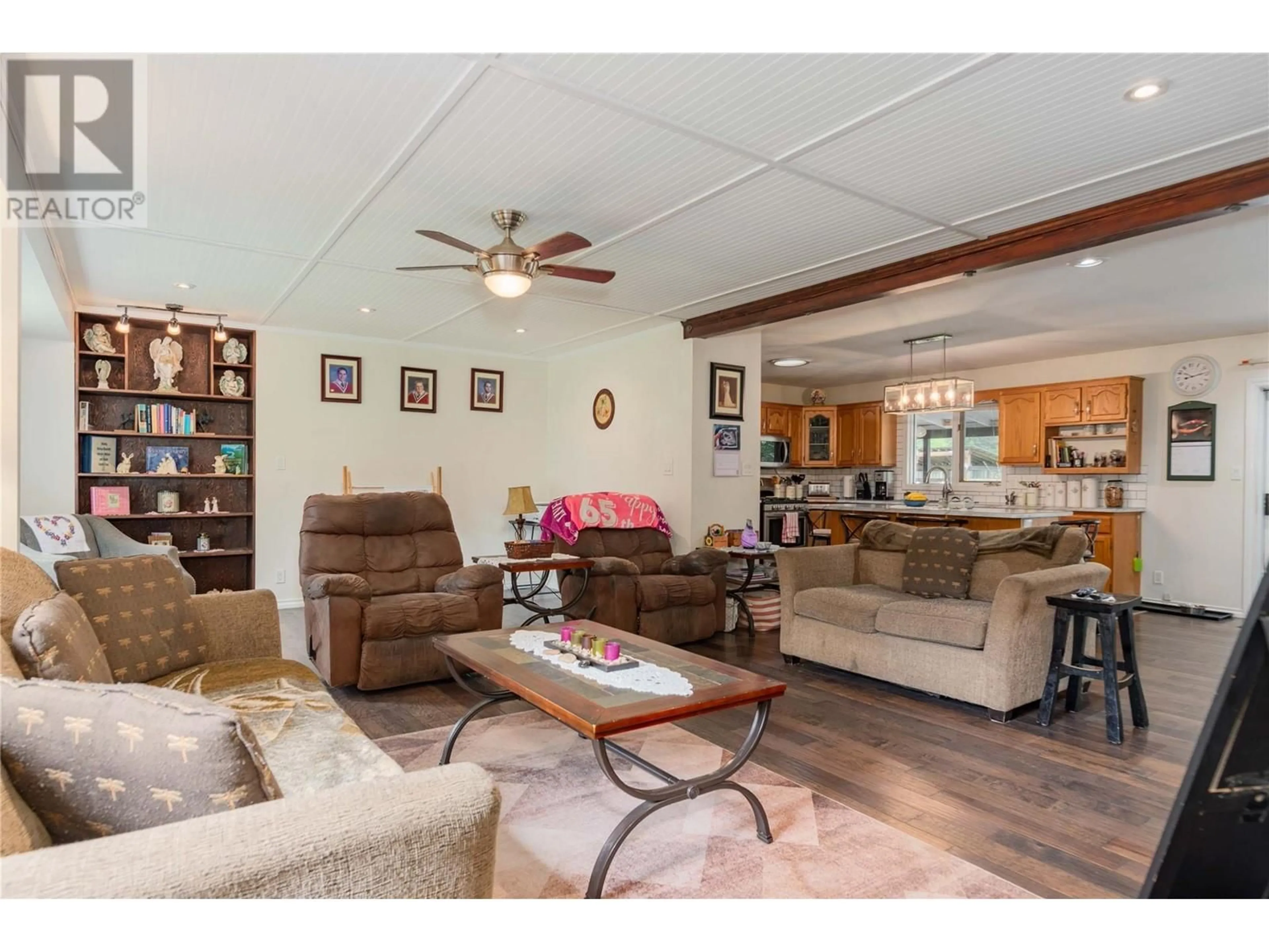 Living room with furniture, wood/laminate floor for 2015 HIGHWAY 3A OTHER, Castlegar British Columbia V1N4N1