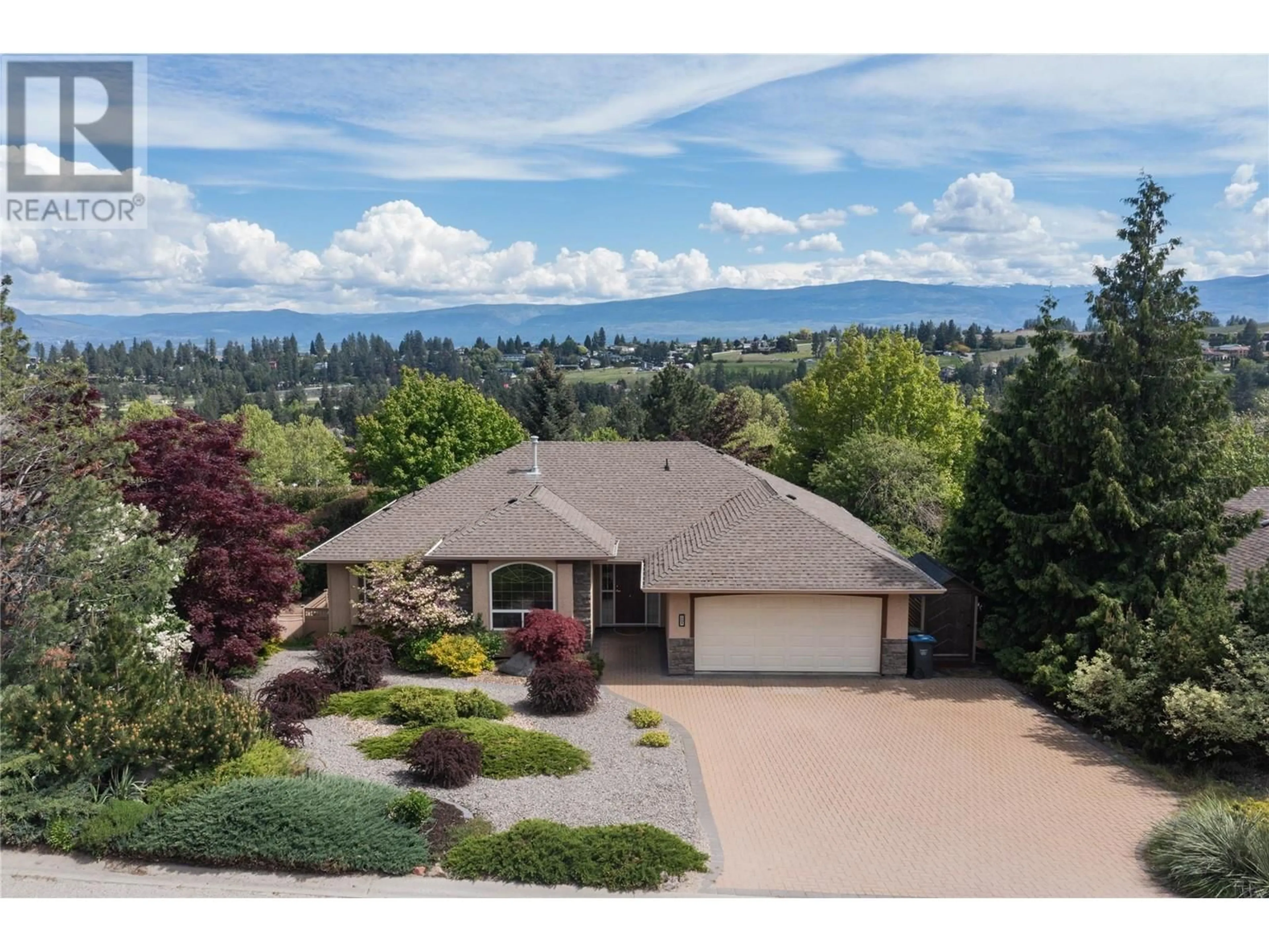 A pic from outside/outdoor area/front of a property/back of a property/a pic from drone, mountain view for 2081 HORIZON DRIVE, West Kelowna British Columbia V1Z3Y5