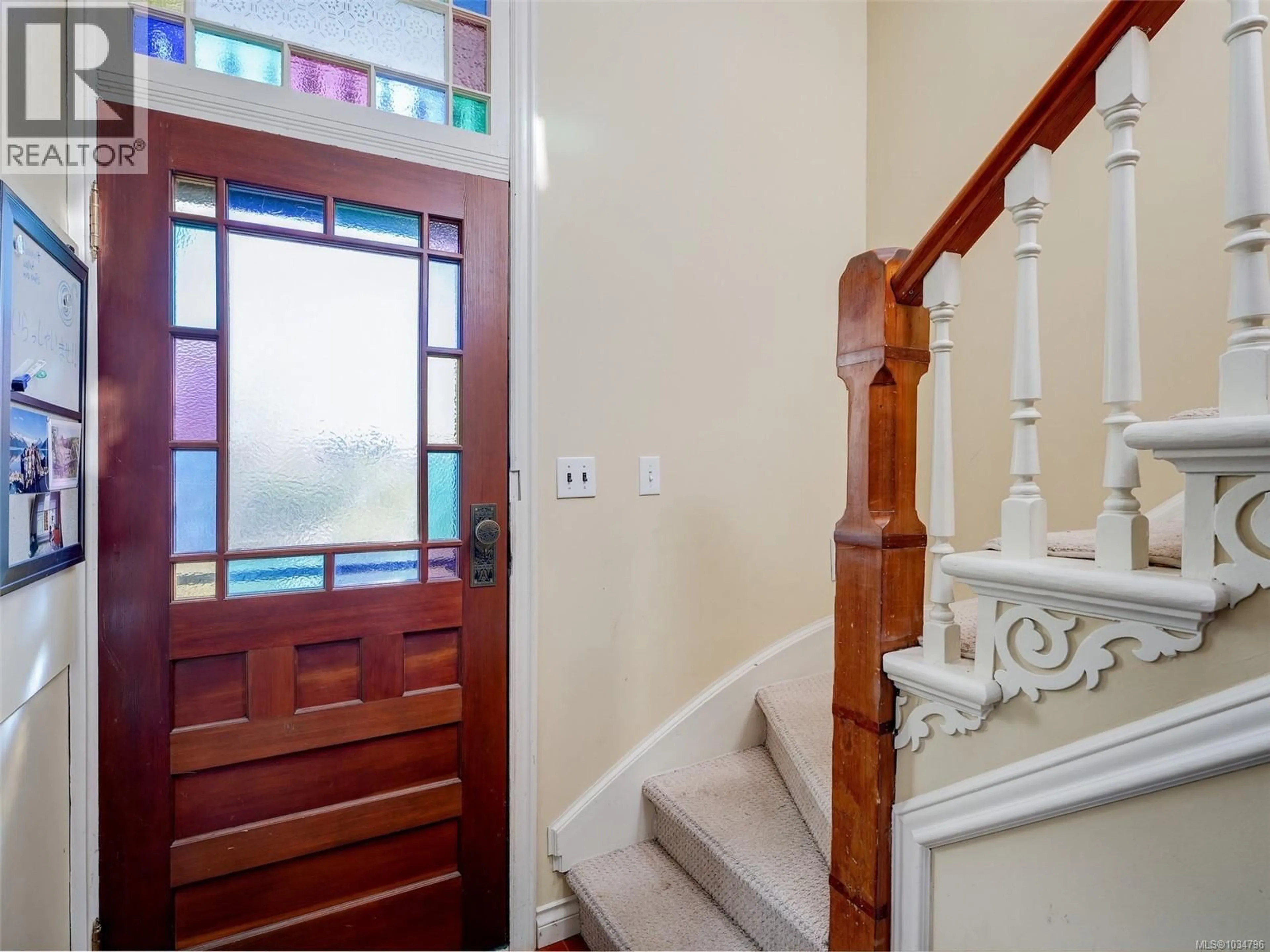 Indoor foyer for 2130 RIDGE ROAD, Victoria British Columbia V8T3E9