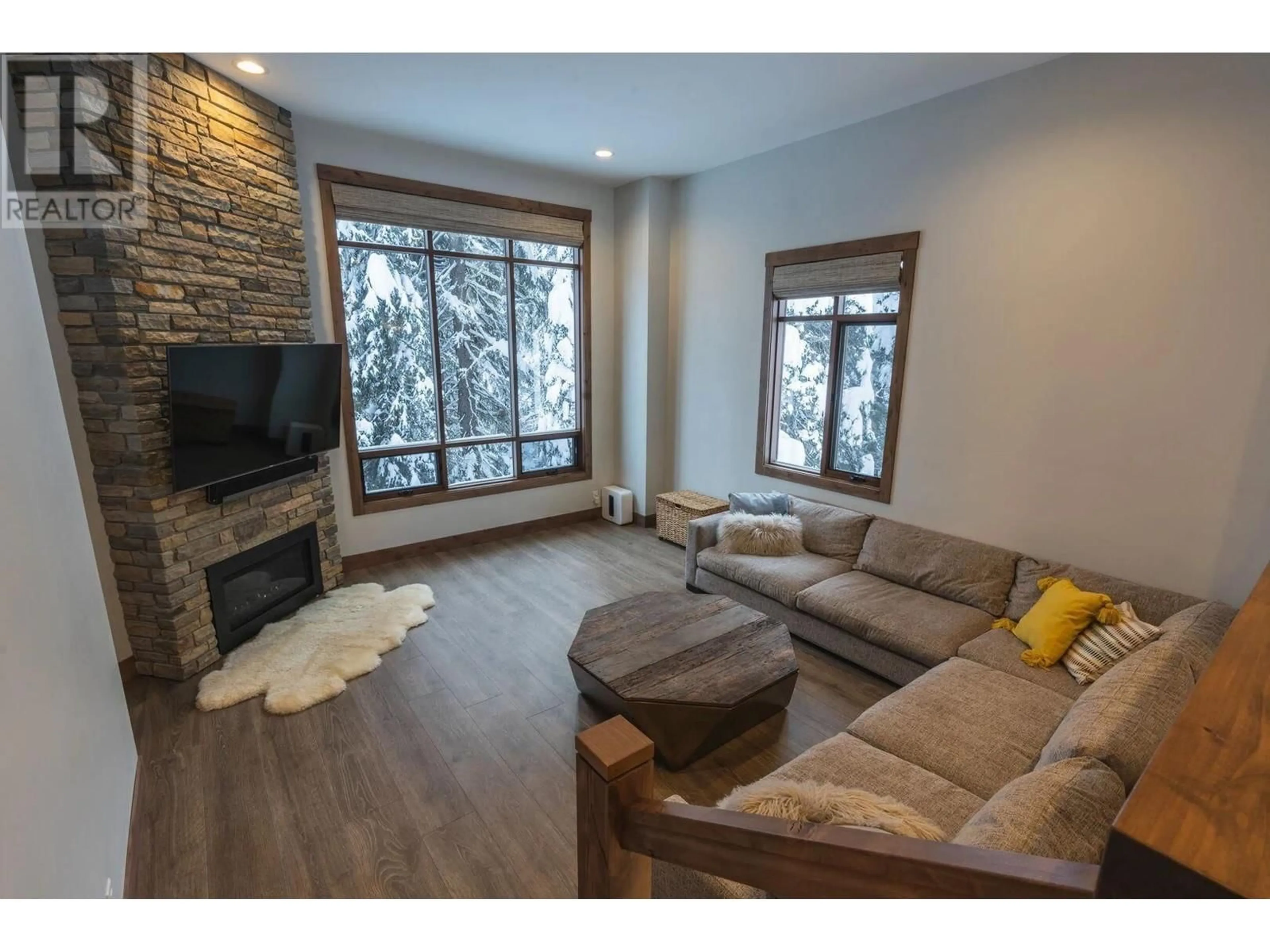 Living room with furniture, wood/laminate floor for 1 - 3280 VILLAGE WAY, Sun Peaks British Columbia V0E5N0